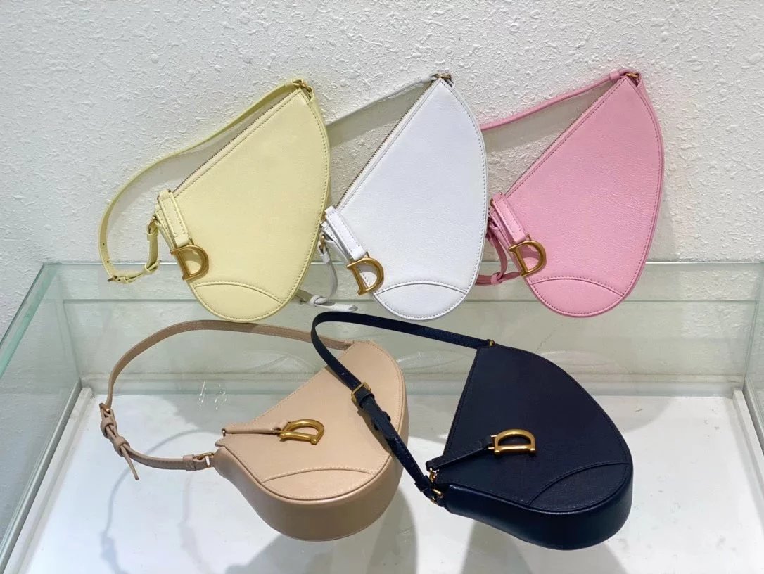 Dior Women's Bag Top version New saddle bag2024Early Spring Series New Saddle Bag Clutch Vintage Gold Stirrup D Pendant Daily Commuter Women's Bag Underarm Bag