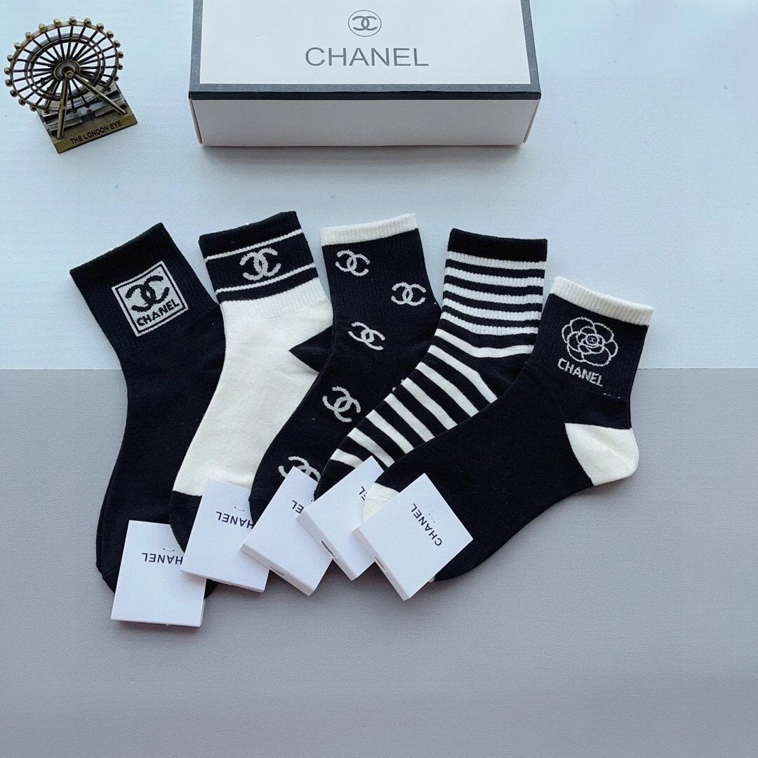 Chanel Sock Socks with Packaging（a Box5Double）
Classic Mid-Length Socks❗️High Version Pure Cotton Material Is Soft，Seckill Market Ordinary Goods，Classic Double C Pattern logo，Counter Synchronous Socks