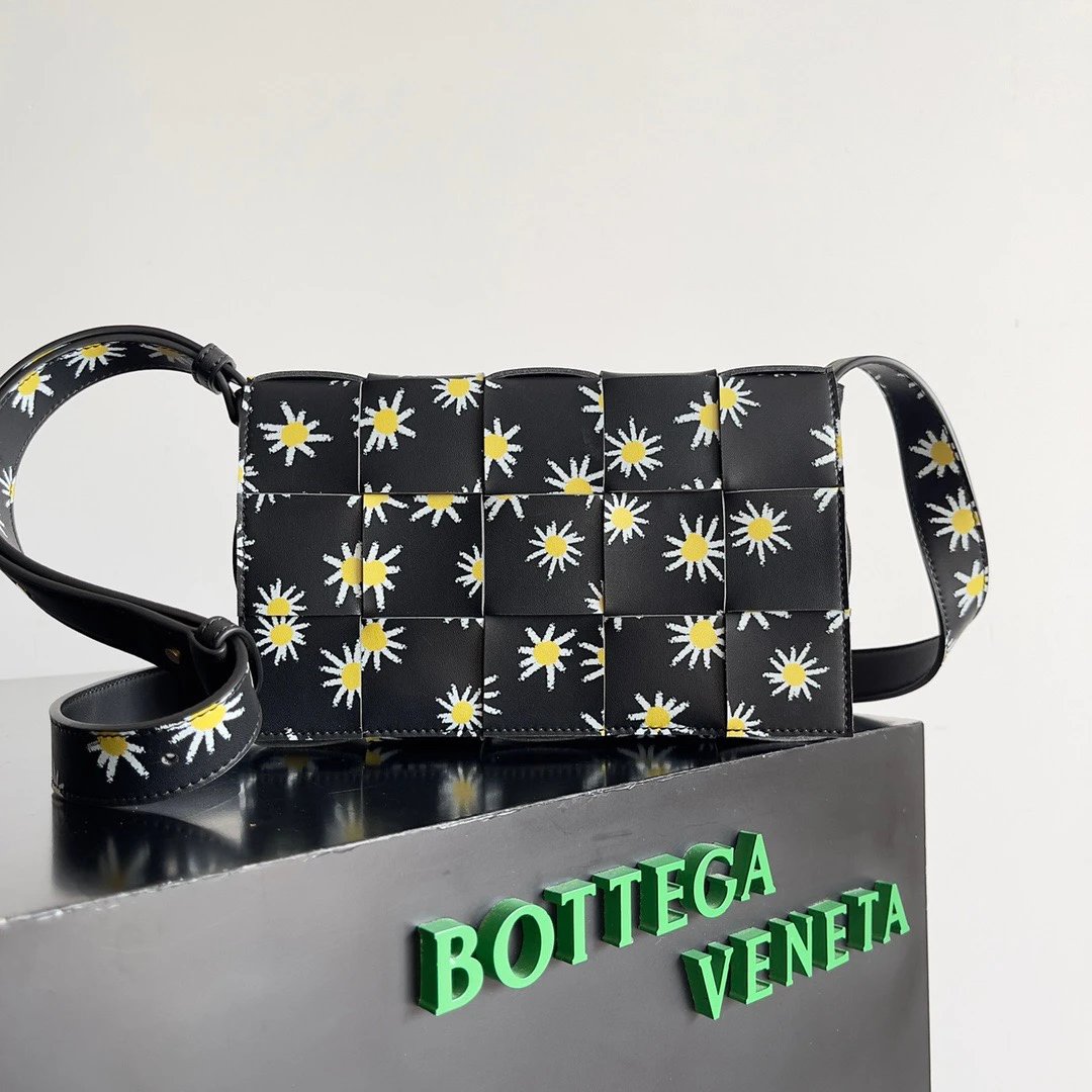 Bottega Veneta Women's Bag Top version Woven Printing Little Daisy cassette15Grid Square Bag Classic Box Soft Lambskin with Woven Mechanism Summer Vacation Style Small Square Bag Crossbody Bag Woven Bag