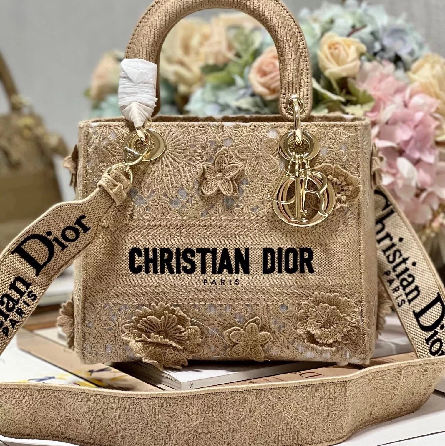 Dior Women's Bag Top version 【Original Leather】New Five-Grid Embroidery Flower Diana Bag Lady Embroidered Diana Bag Logo Fashionable and Soft.Decorative Marking D.I.O.R.Pendant Women's Handbag