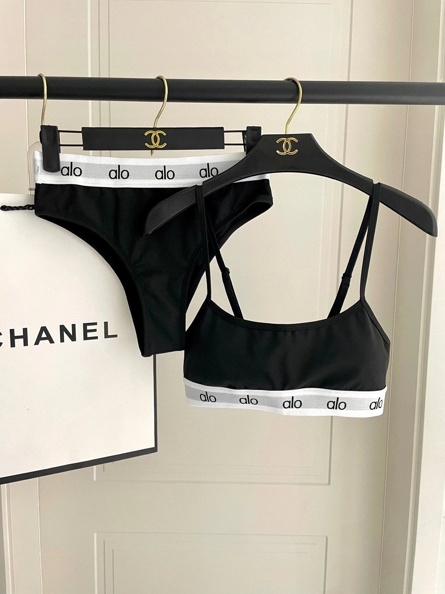 Alo Yoga Swimsuit Letter Embroidery Bikini Two-Piece Swimsuit Sexy Small Chest Gathered Beach Pool Vacation Hot Spring Backless White Women's Swimwear