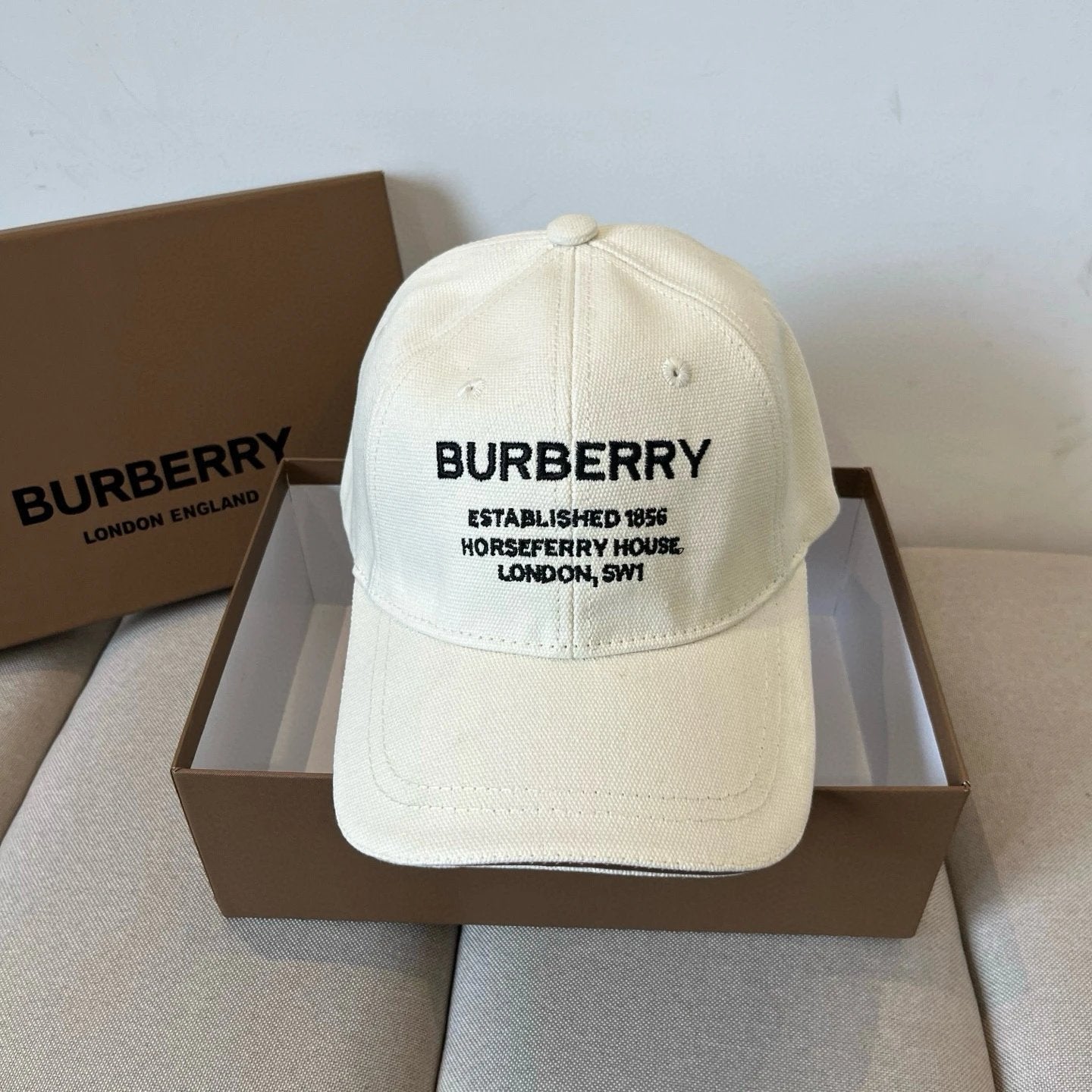 Burberry Hat Embroidery logo Baseball Cap Sunshade Sun Protection Duckbill Cap Large Head Circumference Slimming Face Curved Brim Versatile Sports Hat for Men and Women Couples Same Style