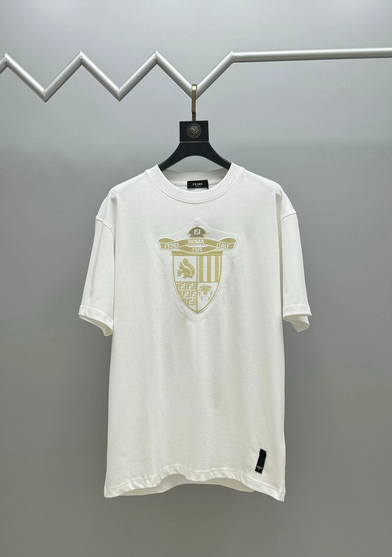 FENDI T-shirt Double-breasted F Shield Embroidery logo round Neck Short Sleeve25ss New pure cotton T Unisex T-Shirt OS Loose Fit Base Shirt Top Half Sleeve T-Shirt