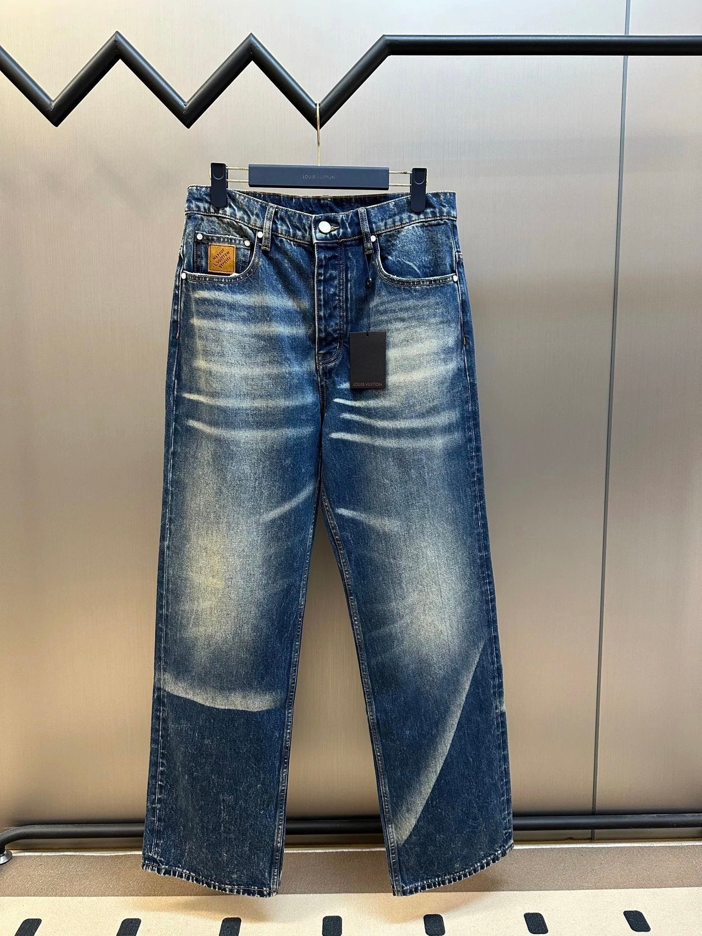Louis Vuitton LV Jeans Shiny Rivet with Shimmering Effect25ss Spring Summer New Straight Slim Fit Jeans Unisex Loose Fit Long Pants