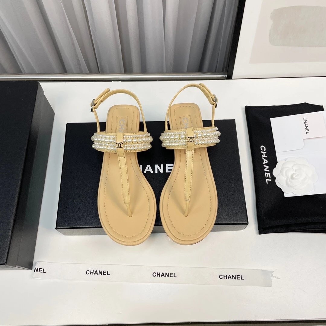 Chanel Shoes Flip-Flops‼️
【High-End Quality】Sheepskin Texture Looks So Gentle，Exquisite Design～Elegant Socialite Temperament～High-End～It Makes You Look Thin and White～Home Vacation～Bare Foot Wear Or Matching Skirt、Trousers、All Are Very Versatile～Invincibl