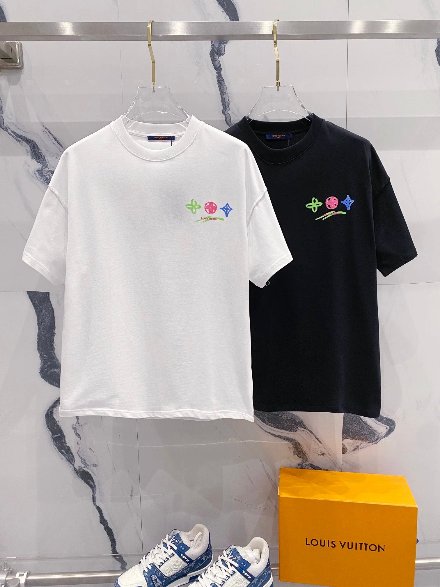 Louis Vuitton LV T-shirt Large Painted Graffiti Letters LOGO Printed Crew Neck Short Sleeve Pure Cotton T Unisex T-Shirt OS Loose Fit Base Shirt Casual Simple T-Shirt