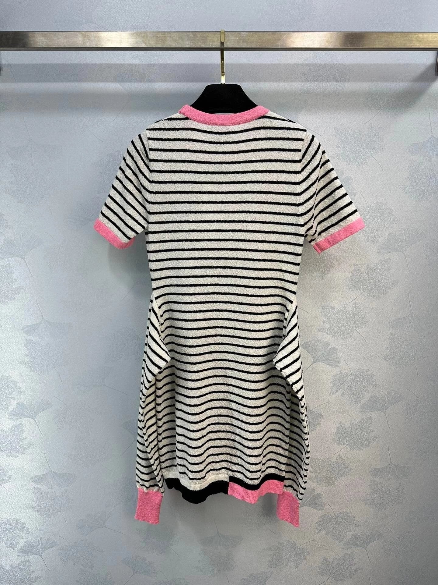 Chanel dress Summer New Style Knitted Dress Classic Striped Elements Highlight High-End Sense Is Fashionable Waist Comes with Belt Design Special Is Suitable for Summer Matching
1Color3Code sml