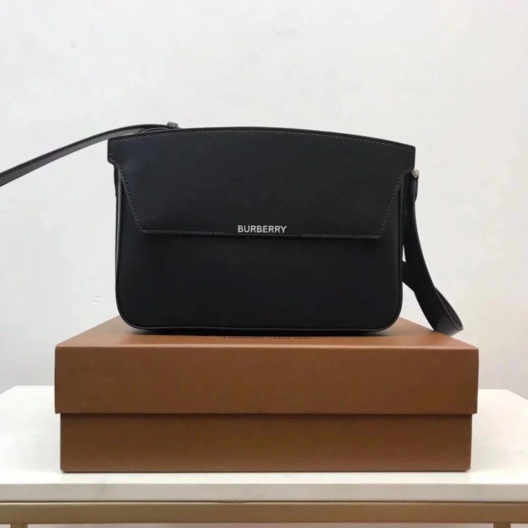 Burberry Women's Bag Top version 【Original Custom】New Catwalk Catherine Embossed Logo Magnetic Snap Flap Closure Plaid Cowhide Decorative Shoulder Messenger Bag Women's Bag Women's Bag