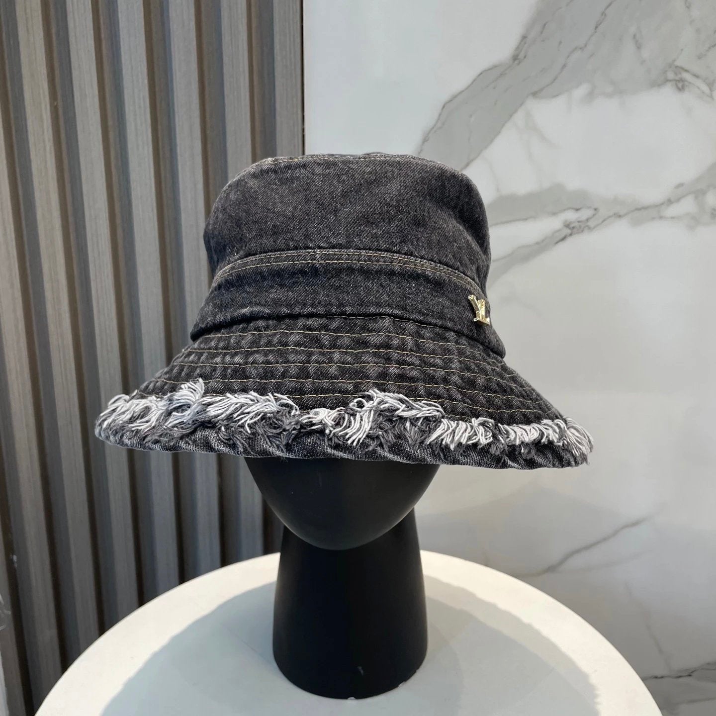 Louis Vuitton LV Hat Alphabet Gold Label logo Fisherman Hat Casual Sun Protection UV Protection Plain Face Covering Sun Hat Outdoor Versatile Flat Top Bucket Hat