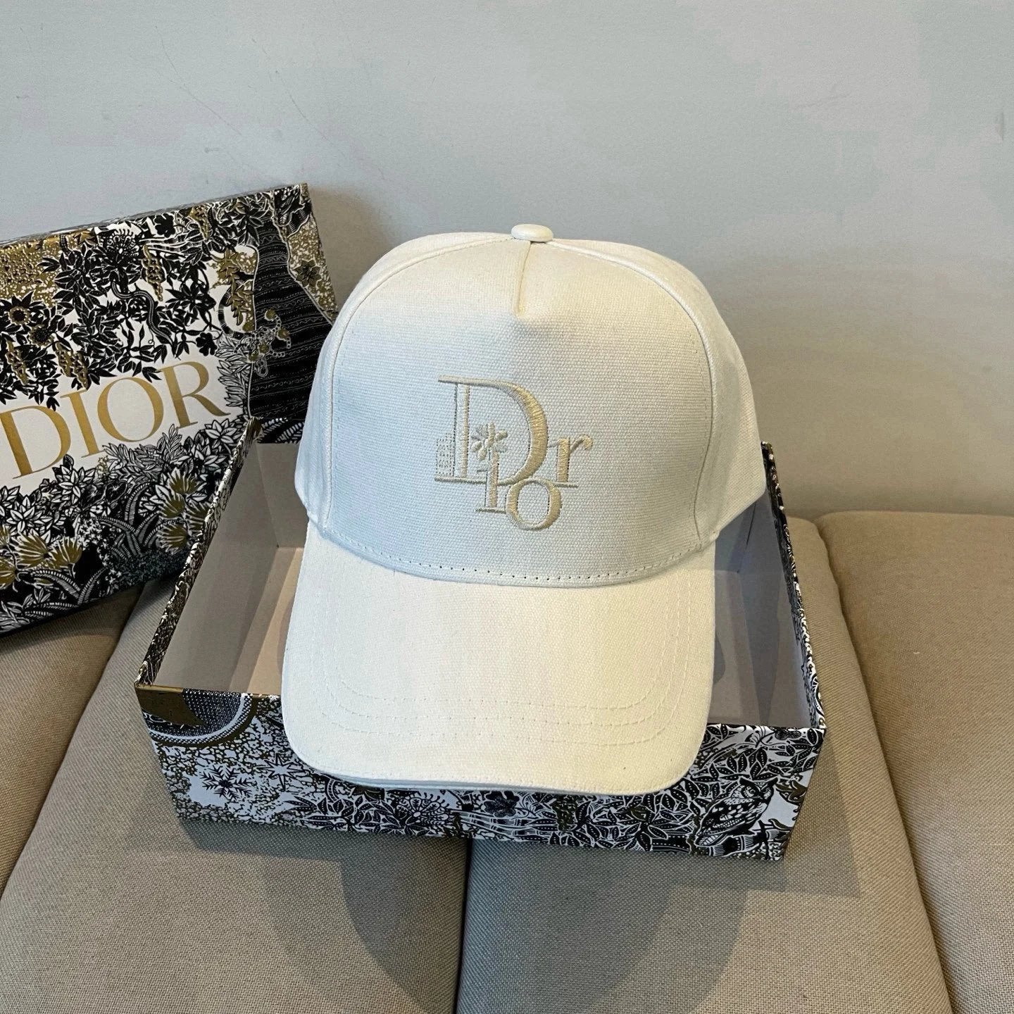 Dior Hat Letter Embroidery logo Baseball Cap Sunshade Sun Protection Duckbill Cap Slimming Face Curved Brim Versatile Large Head Circumference Sports Hat Unisex Couple Style