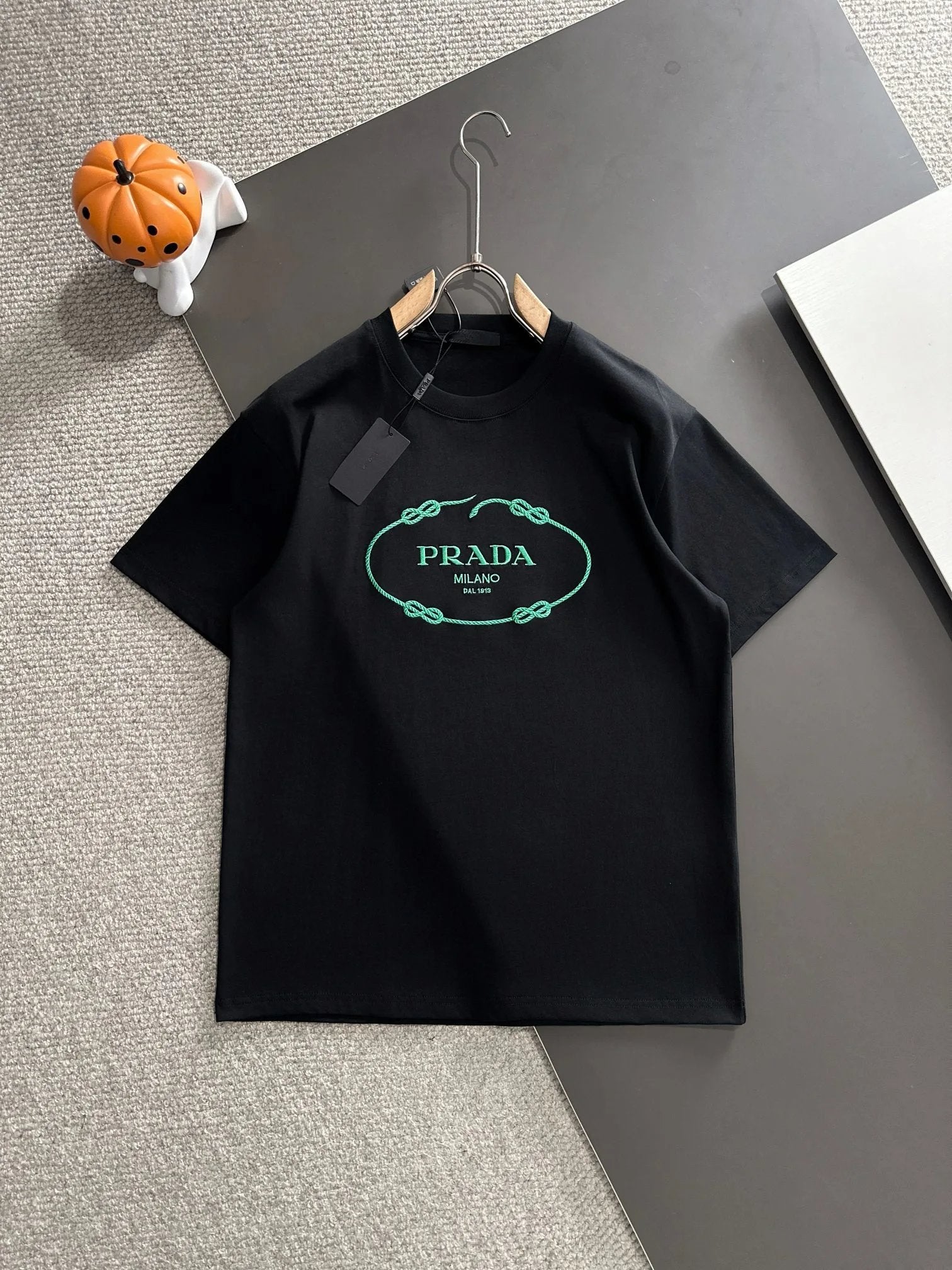 PRADA T-shirt Chest Letter Snake Pattern Embroidery logo round Neck Short Sleeve25ss New pure cotton T Unisex T-Shirt OS Loose Fit Base Shirt Top Half Sleeve T-Shirt