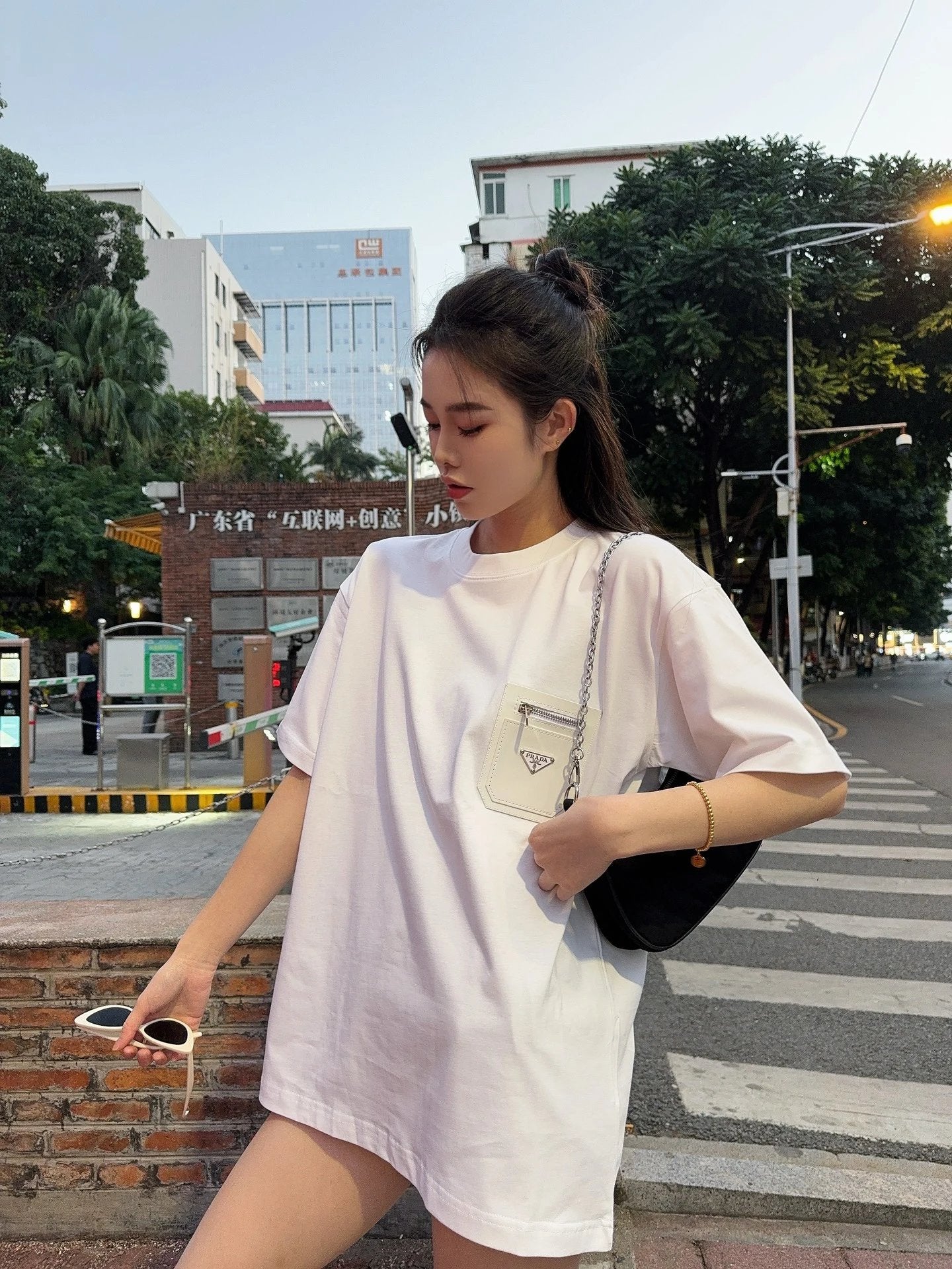 PRADA T-shirt Chest Patchwork Zipper Pocket Crew Neck Short Sleeve25ss New Pure Cotton Unisex Style T Casual T-Shirt Base Layer Shirt OS Loose design