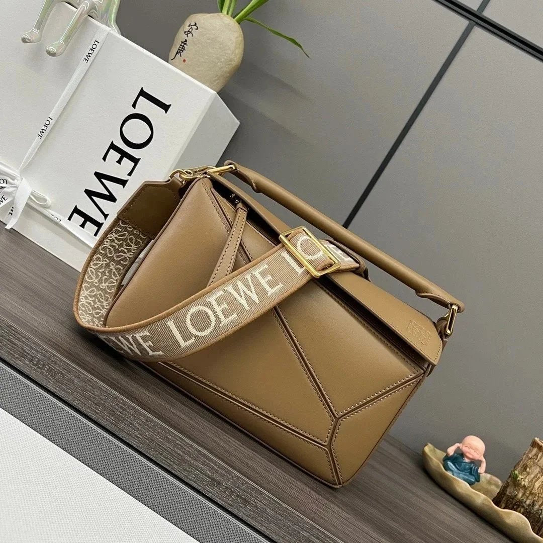 LOEWE Women's Bag Top version 【Original Leather】New Single Color Glaze Puzzle Geometric Bag Ceramic Hardware Wide Shoulder Strap Small Size24cm Luojia Men's and Women's Bags Shoulder Bag Messenger Bag Handbag Embroidery Letter Wide Shoulder Straps Geometr