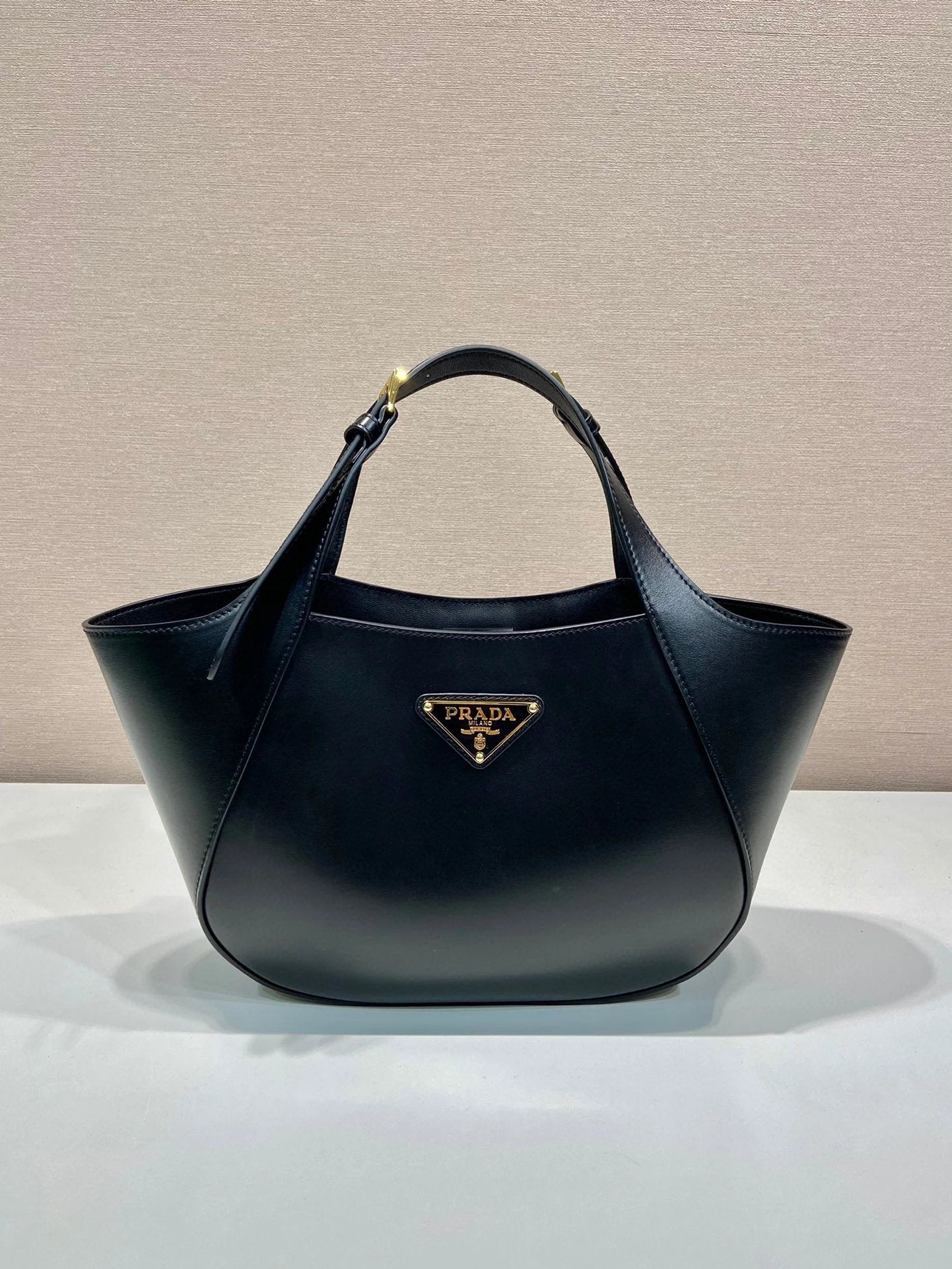 PRADA Bag Top version Latest Enamel Metal Triangle Logo Badge Tote Bag outside Imported Calfskin with Imported Sheepskin Shoulder Bag Messenger Bag Underarm Bag Handbag Women's Bag1BG483