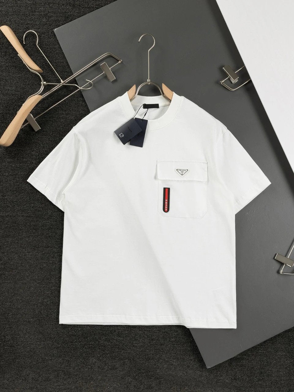 PRADA T-shirt Chest Red Stripe Letter Pocket with Metal Triangle Logo Embellishment logo round Neck Short Sleeve25ss New Pure Cotton Unisex Style T T-shirt OS Loose Fit Base Shirt Top Half Sleeve T-Shirt