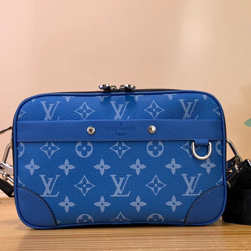 Louis Vuitton LV Men's Bag Top version 【Original Leather】24Early Spring New Men's Bag M31016Blue Flower/M46955Black Flower/M30997Green/This Paragraph Alpha Messenger Bag Men's Small Messenger Bag Camera Bag Small Backpack New Men's Bag