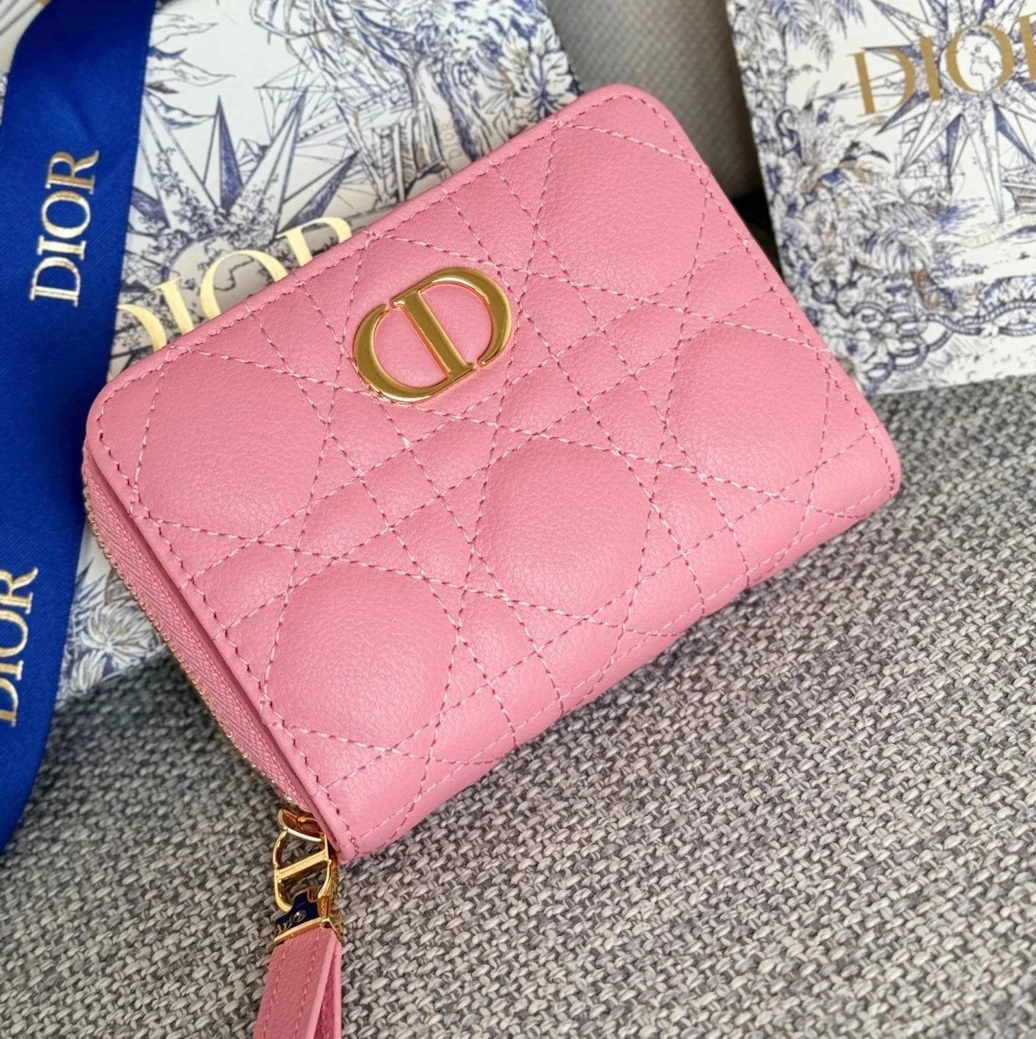 Dior Women's Bag Top version 【Highest Version Original Leather】New Ladies Card Holder CaroDandelion Card Clamp Short Wallet Wallet Zipper Wallet Men's Wallet Women's Wallet Size Applicable Wallet Coin Purse Card Holder