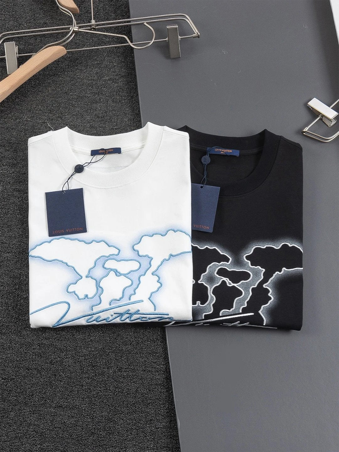 Louis Vuitton LV T-shirt Cloud Ink Spray Embroidery on the Chest logo round Neck Short Sleeve25ss New Pure Cotton Unisex Style T T-shirt OS Loose Fit Base Shirt Top Half Sleeve T-Shirt