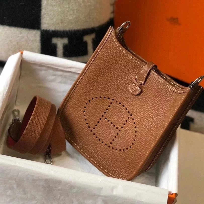 Hermes women's bag Top version New Beeswax Thread Sewing Handmade EvelyneminiH Home Mini Calfskin Hollow-out Evlin Bag Letter Punching Bag Elephant Gray Golden Brown Milkshake White and Black Shoulder Crossbody Buckle Women's Bag