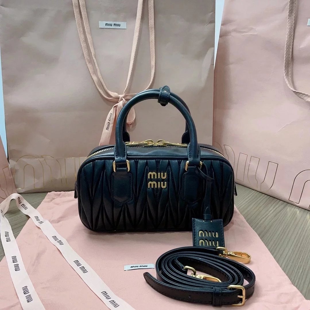 Miu Miu Bag Top version 【Original Leather】New Bowling Bag Miu Home Unique Style Matelasse Sheepskin Bag Small Size Large Size Hand-Held Pleated Sheepskin Leather Women's Bag Box Bag Travel Bag New Women's Bag Pillow Bag Bowling Bag5BB1845BB142