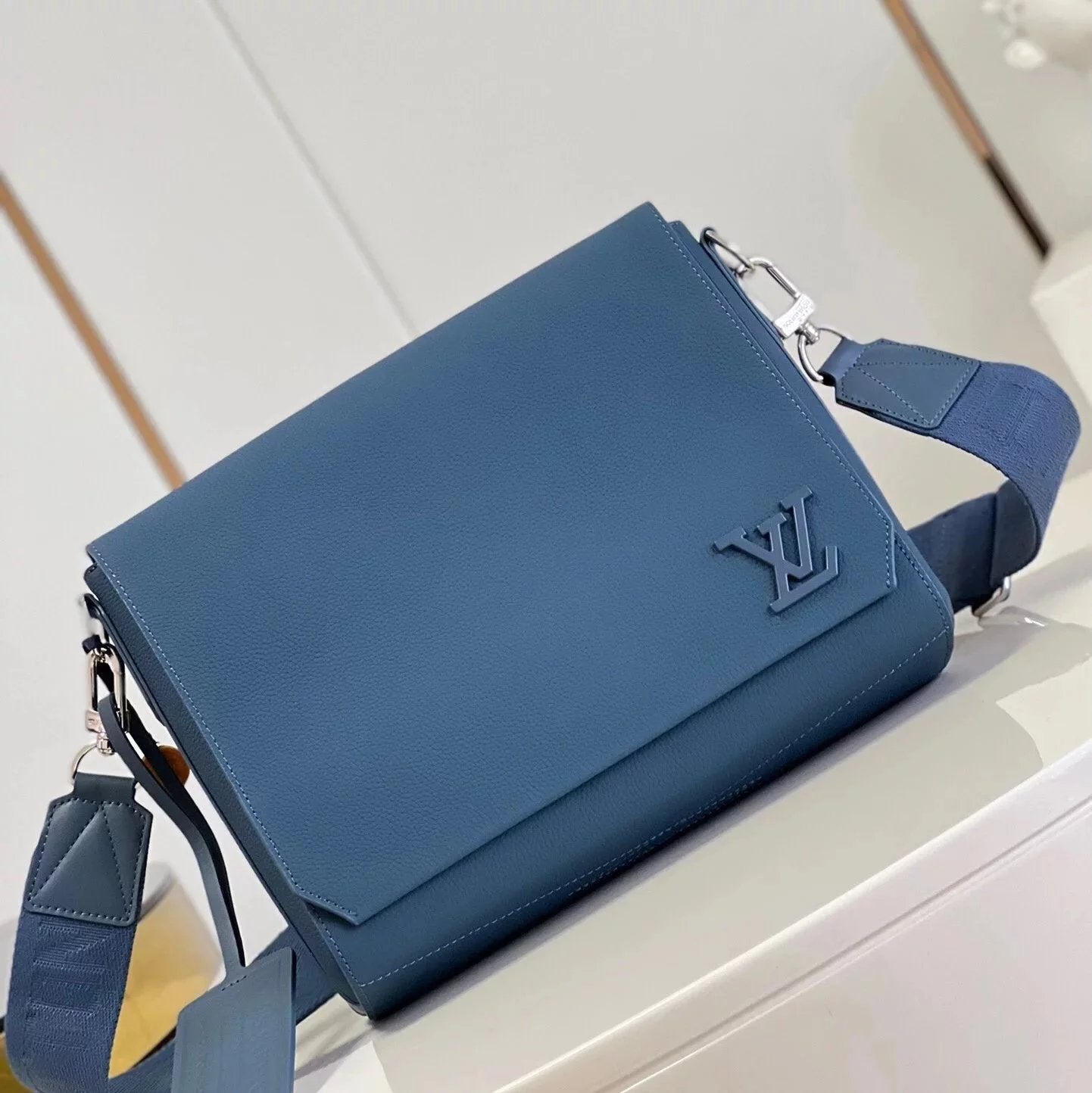 Louis Vuitton LV Men's Bag Top version 【Original Leather Hardware】Men's Bag New M570802022New Litchi Grain Cowhide newmessenger Messenger Men's Bag Men's Flip Shoulder Bag Messenger Bag Briefcase