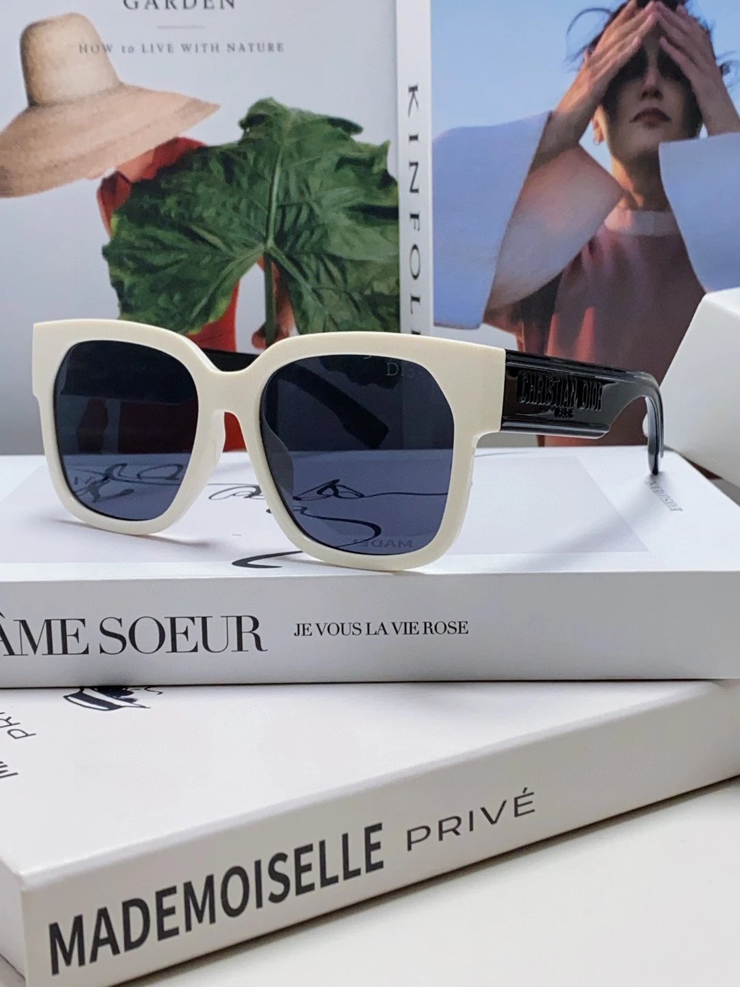 Dior Sunglasses Letter Embossed Temple Sunglasses Slimming Non-Prescription UV Protection Women's Driving Beach Fishing25ss New Sports Casual Versatile