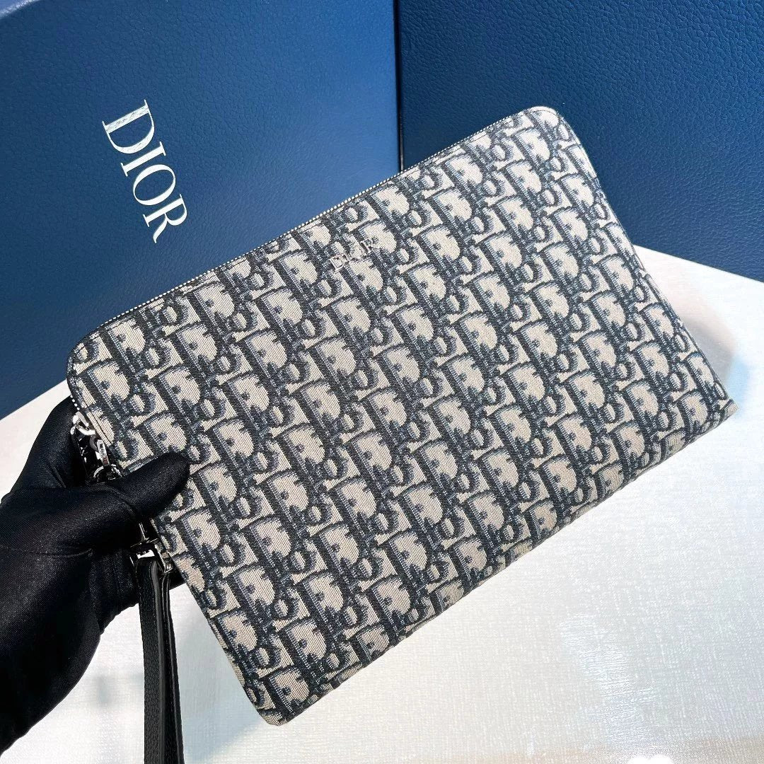 Dior Men's Bag Top version 【Imported Fabric】Surrogate Shopping Level Latest oblique Presbyopic Blue and Black Diamond Black and Gray Dijia A5Men's Clutch Hollow Leather Craft Men's Bag Large Capacity Handbag Dio Embroidered Grain Gray