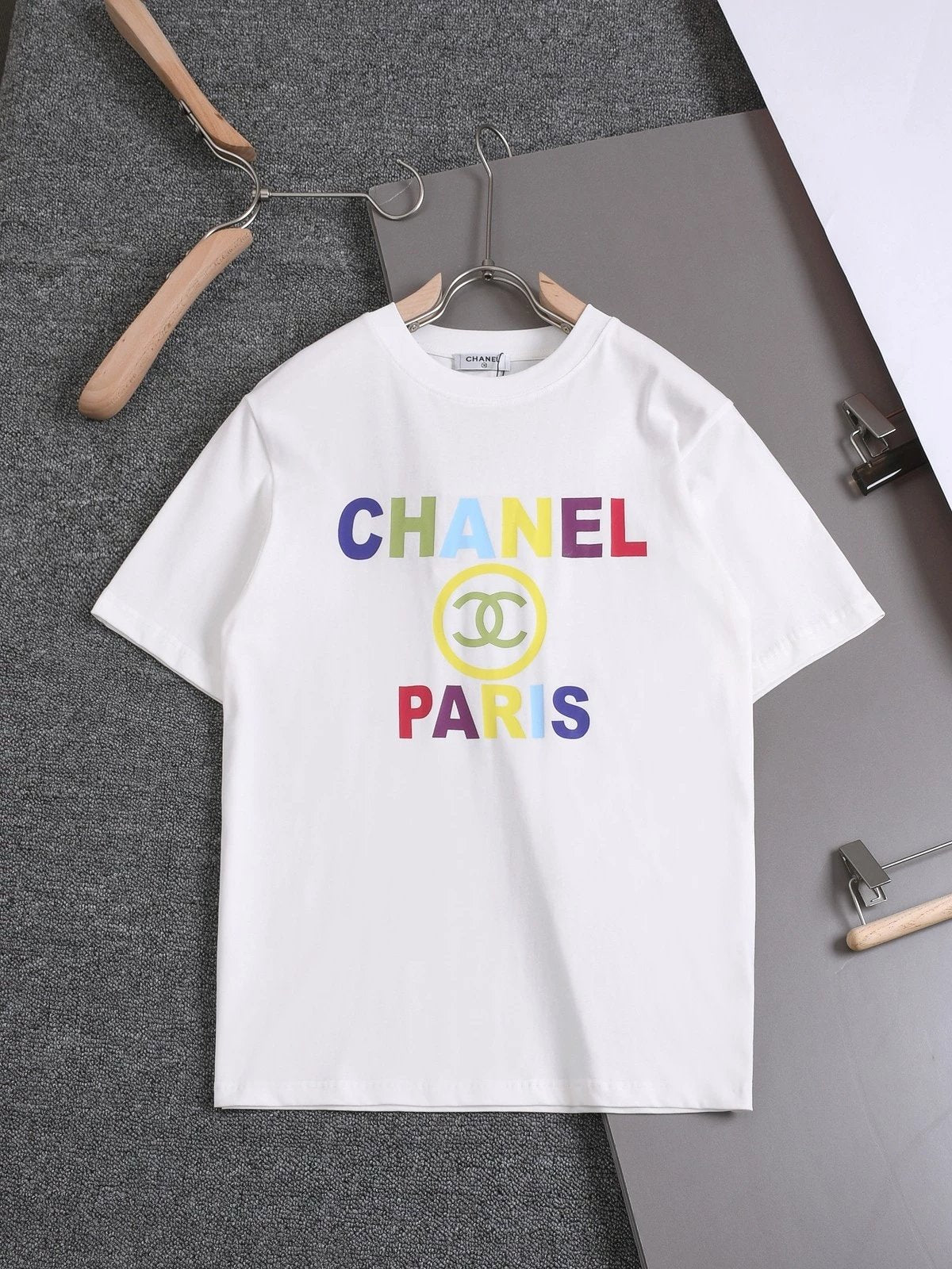 Chanel T-shirt 24New logo Digital Printing Short Sleeve T T-shirt，Pure Cotton Washed Fabric，After Washing260Weight around，Exquisite Workmanship，Men's and Women's Same Style Loose Design，Stylish and Elegant。
Color：Black/White
Size：SMLXL