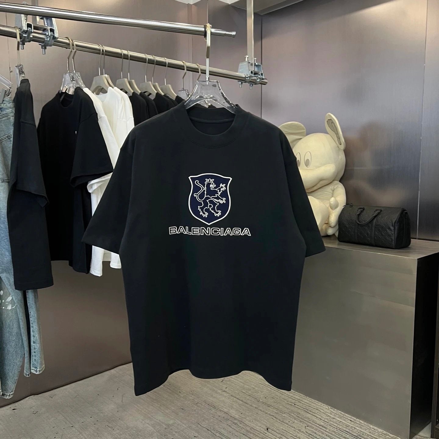 Balenciaga T-shirt Chest Shield Patch logo round Neck Short Sleeve25ss New pure cotton T Unisex T-Shirt OS Drop Shoulder Loose Fit Base Shirt Top T-Shirt Short Sleeve