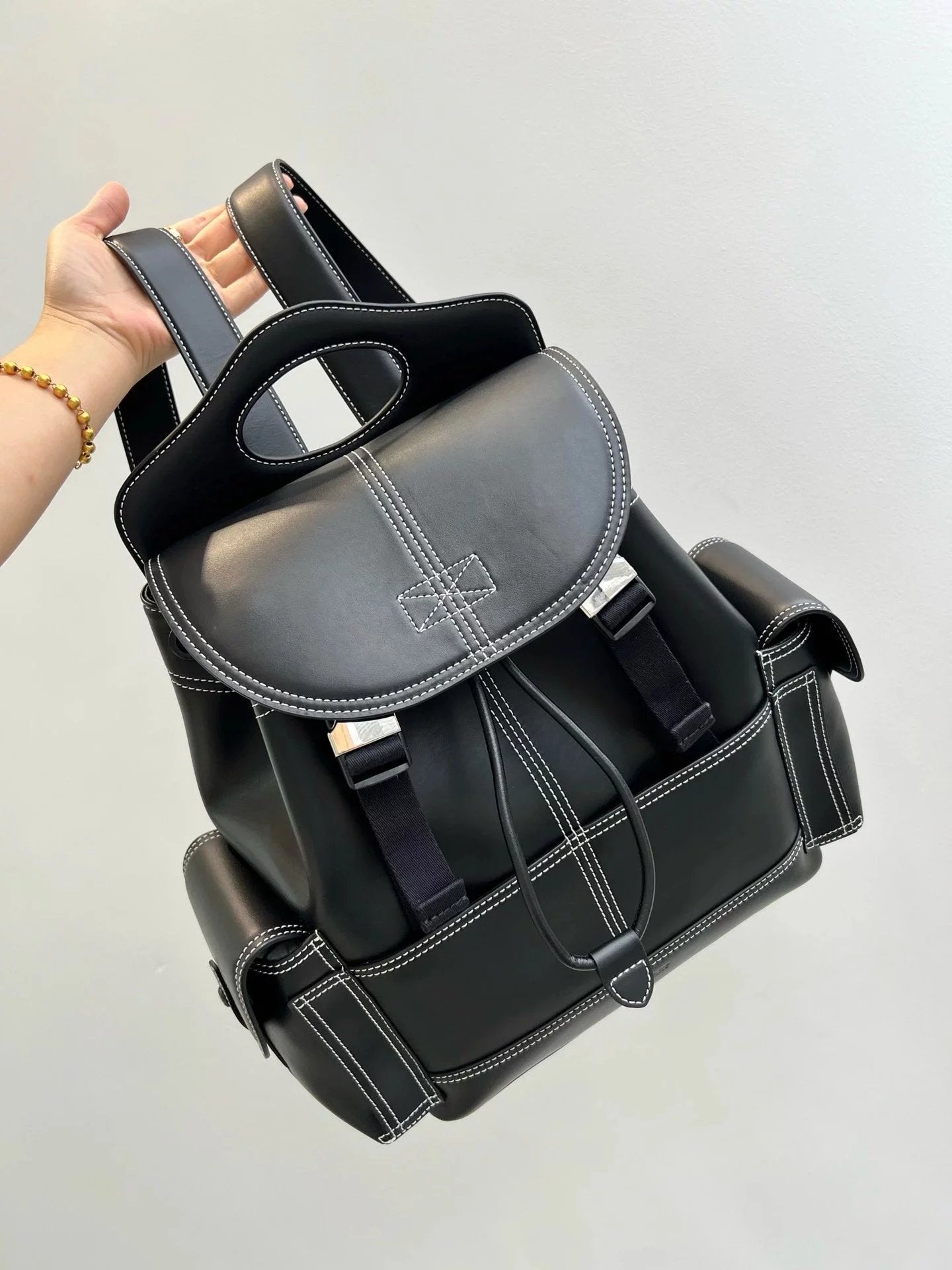Burberry backpack Top version Original Full Denim Leather Backpack，with Decorative Symbolic Elements ECONYL®Material Renewal，Made of Denim Full Leather，Covered with Jimingxian Leather，and Decoration Horseferry Letter Pressing Decals.Single Buckle Buggy Ba