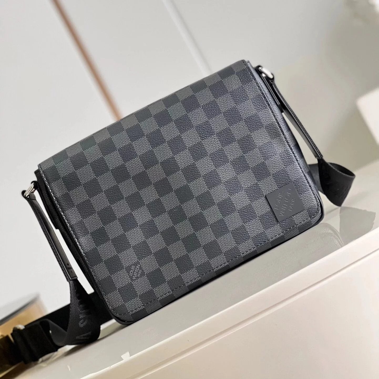 Louis Vuitton LV Men's Bag Top version Produced by the Old Factory Master2022New District Small Size Men's Messenger Men's Bag Small Bag Imported Calfskin Pressed Black Plaid46255Crossbody Shoulder Bag42710Messenger Bag for Men