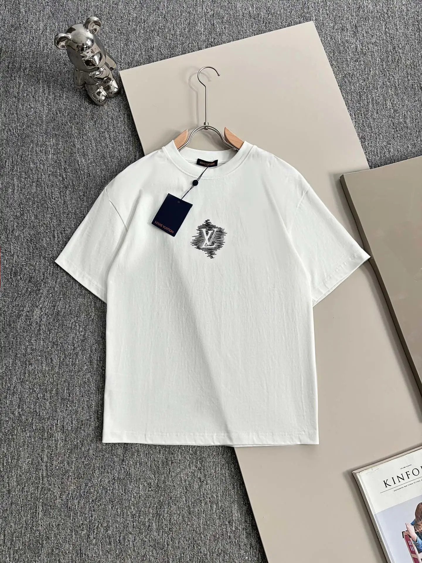 Louis Vuitton LV T-shirt Precision Letter Embroidery on the Chest logo round Neck Short Sleeve25ss New pure cotton T Unisex T-Shirt OS Drop Shoulder Loose Fit Base Shirt Top T-Shirt Short Sleeve