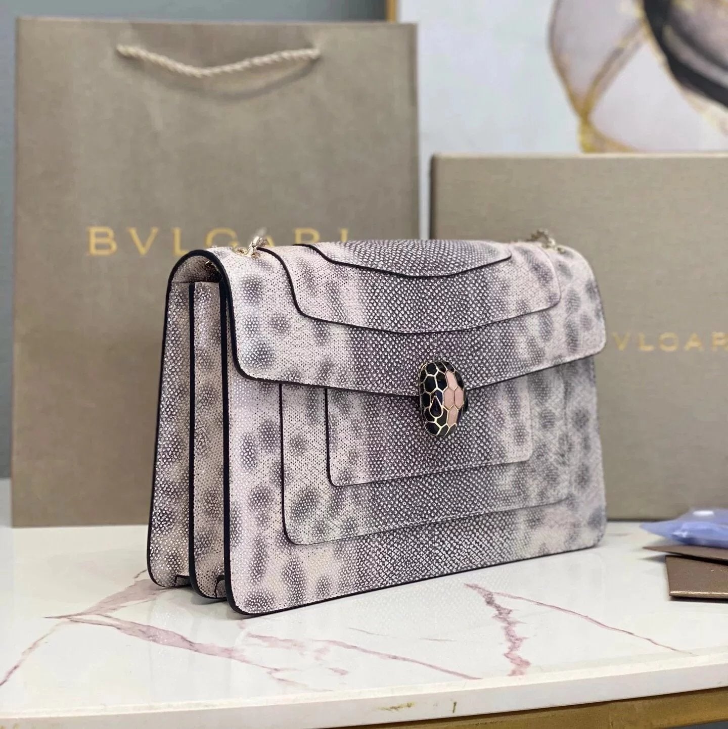 BVLGARI Bag Top version SerpetiForever Bag Decorated with a Snake's Head Chain Bag Snakeskin Enamel Snakeskin Head File Holder Pink Gray