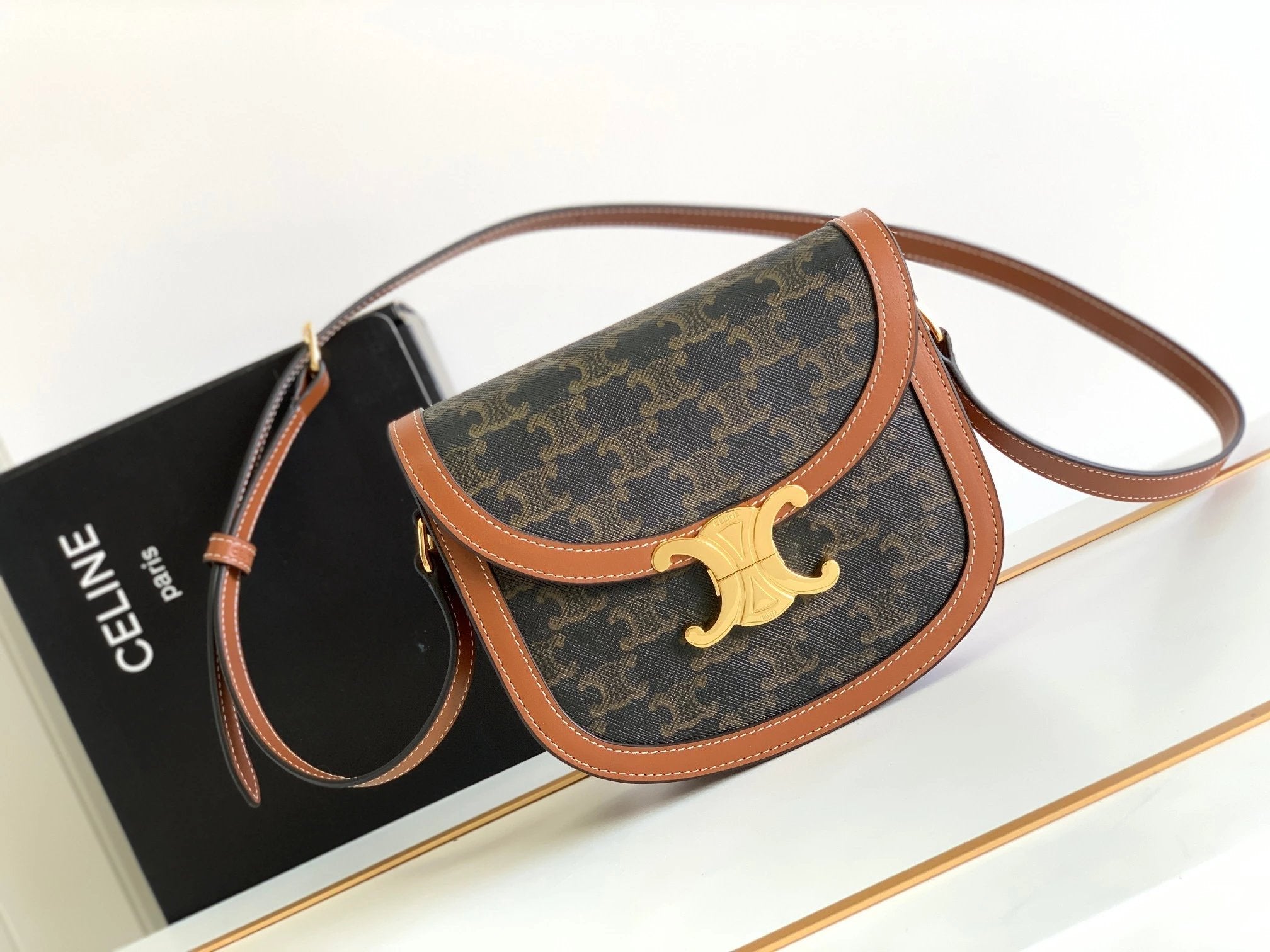 Celine women's bag Top version 【Original Leather High Version】2022New Online Popular Bags Recommend Early Autumn New Triomphe Arc De Triomphe Saddle Bag Horseshoe Bag round Crossbody Bag Cattle Leather Bag110413