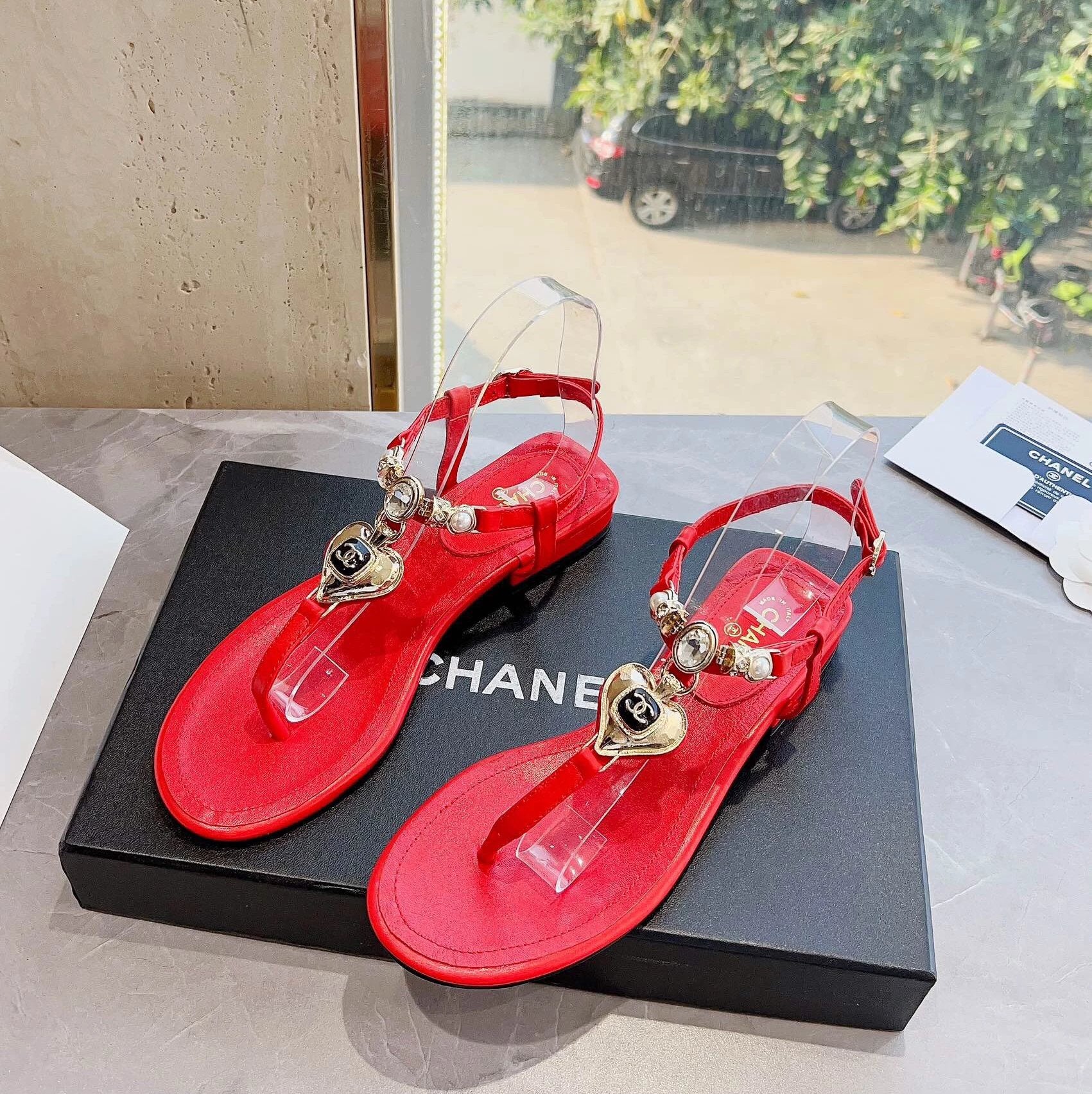 Chanel Shoes 23ss Spring and Summer New Holiday Love Gem T Word Sandals
It Must Be Included in the List for Spring and Summer Beautiful Dress！This Shoe Is a Typical Classic，Simple and Stylish, Very Beautiful！Love Metal Chain Embellishment Makes the Whole