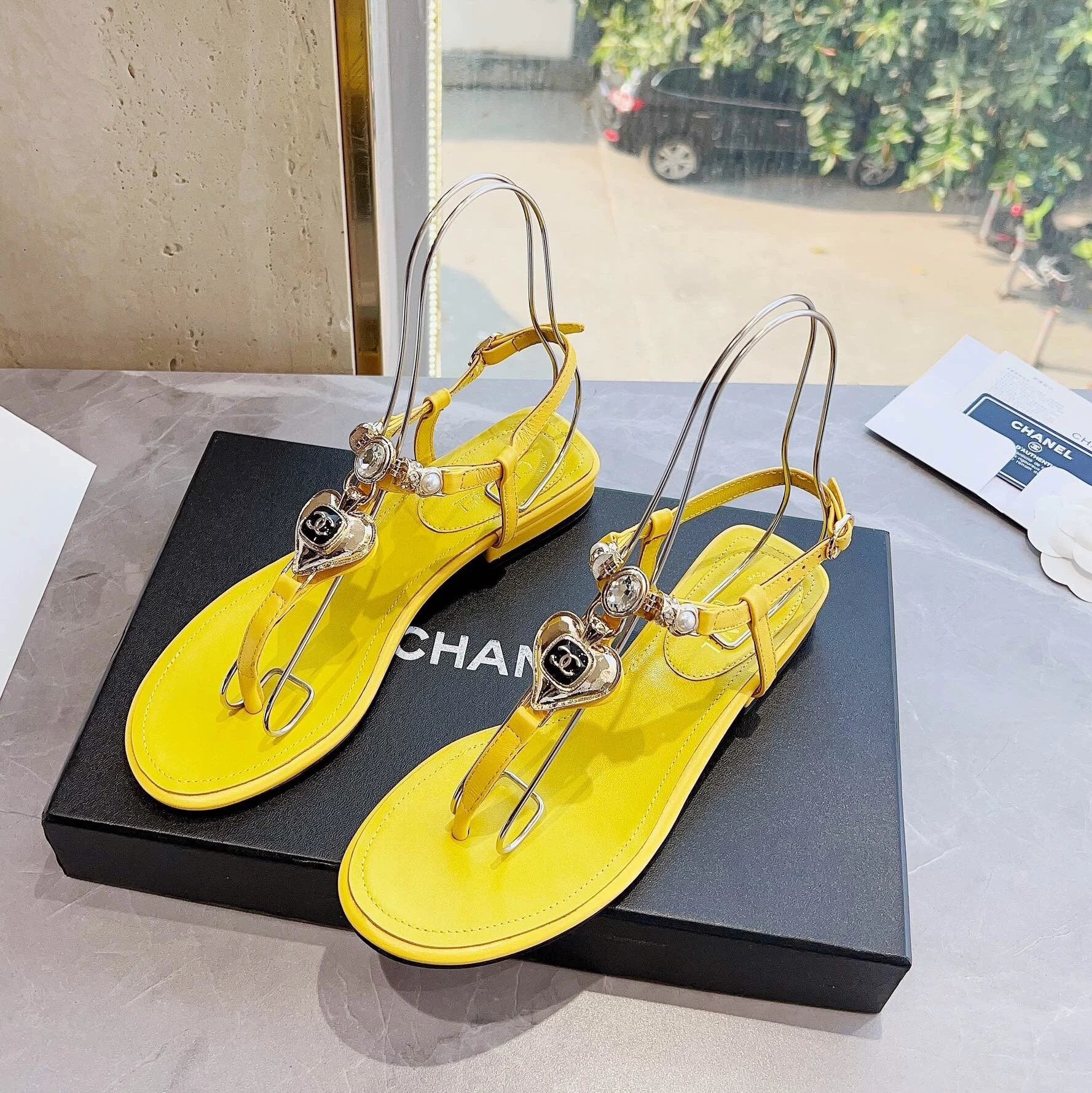 Chanel Shoes 23ss Spring and Summer New Holiday Love Gem T Word Sandals
It Must Be Included in the List for Spring and Summer Beautiful Dress！This Shoe Is a Typical Classic，Simple and Stylish, Very Beautiful！Love Metal Chain Embellishment Makes the Whole