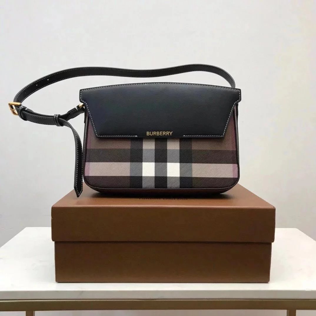 Burberry Women's Bag Top version 【Original Custom】New Catwalk Catherine Embossed Logo Magnetic Snap Flap Closure Plaid Cowhide Decorative Shoulder Messenger Bag Women's Bag Women's Bag
