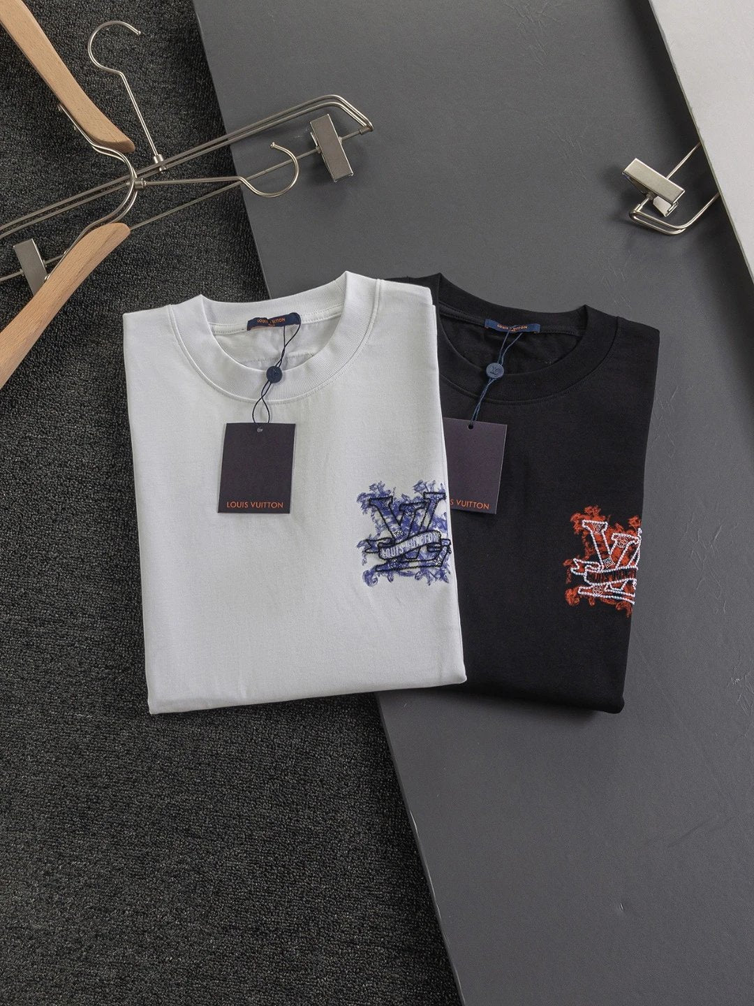 Louis Vuitton LV T-shirt Back Flame Halo Flat Line Letter Embroidery logo round Neck Short Sleeve25ss New pure cotton T Unisex T-Shirt OS Drop Shoulder Loose Fit Base Shirt Top T-Shirt Short Sleeve