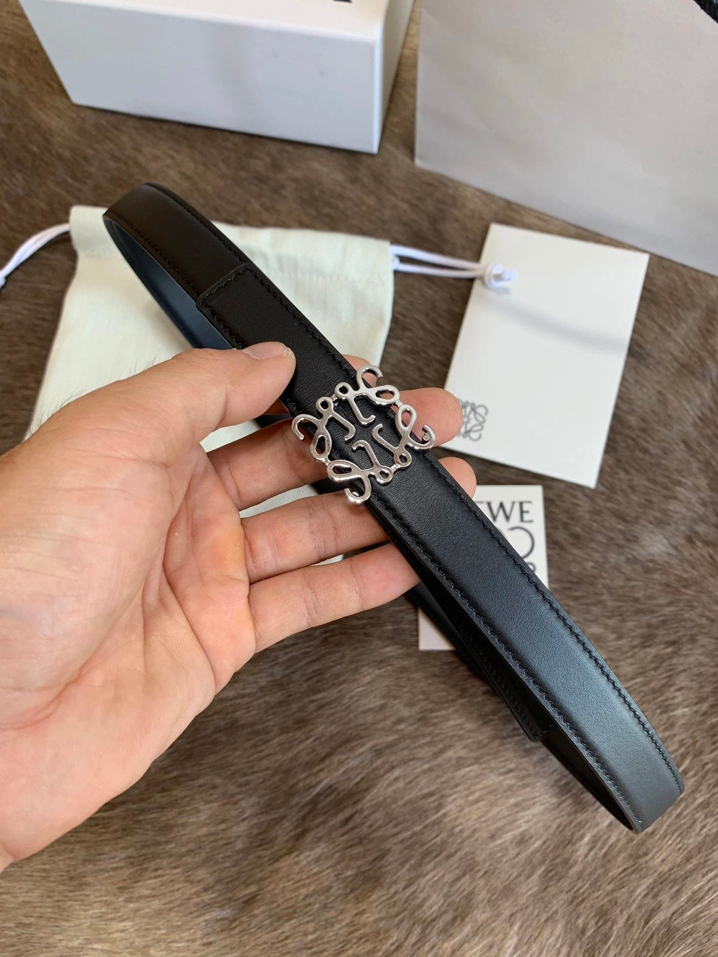 LOEWE Belt Top version Original Sample Women's Clothes Original Order Belt Width2.0cm Genuine Goods Quality Counter Full Set of Packaging Selected Imported First Layer Calfskin Leather Feel Comparable to Genuine Goods Boutique Letter Buckle