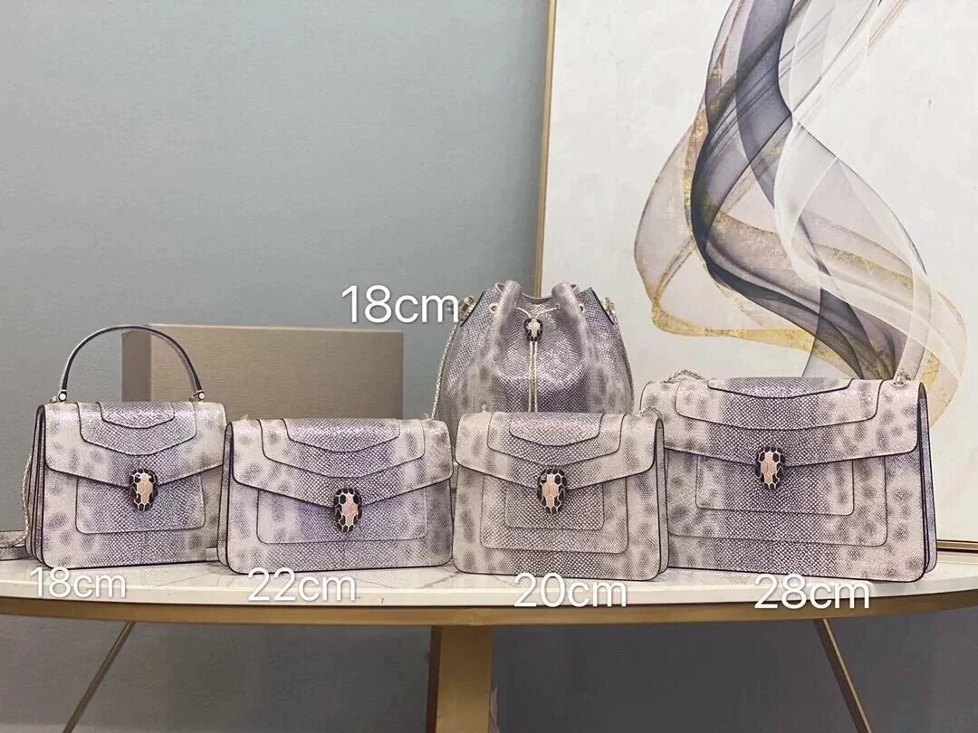 BVLGARI Bag Top version SerpetiForever Bag Decorated with a Snake's Head Chain Bag Snakeskin Enamel Snakeskin Head File Holder Pink Gray