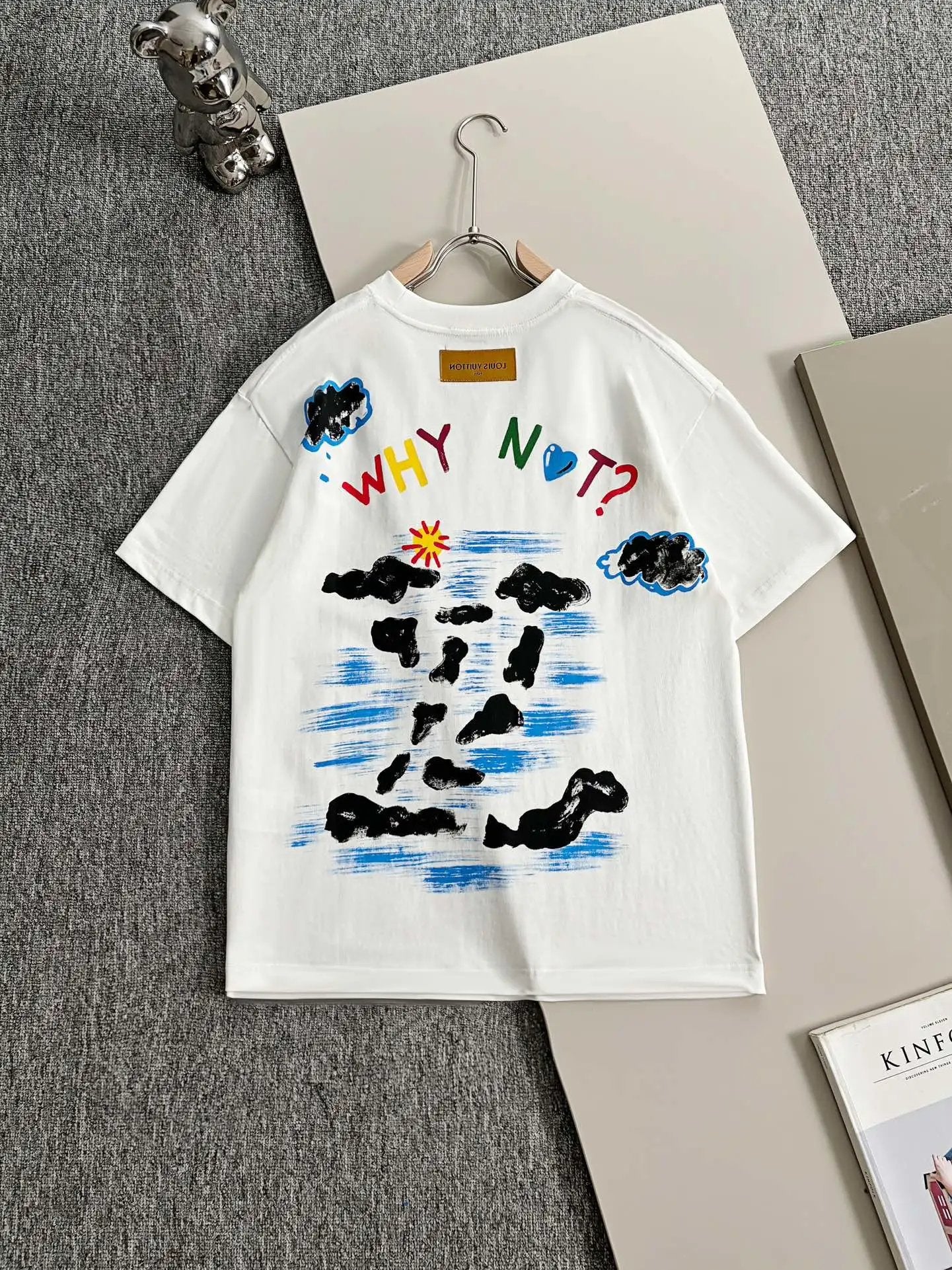 Louis Vuitton LV T-shirt Back Letter Pattern Graffiti Print logo round Neck Short Sleeve25ss New pure cotton T Unisex T-Shirt OS Loose Fit Base Shirt Top Half Sleeve T-Shirt