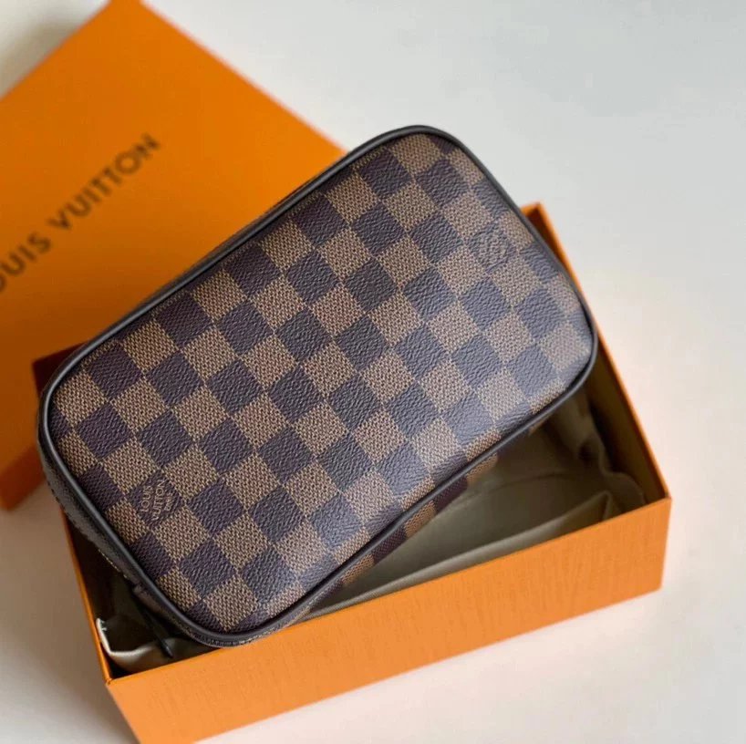 Louis Vuitton LV Wallets/Clutches Top version 【Exclusive Customization】M47522Classic Wash Bag This Small Size Toilet Bag Has a Generous Appearance and Sufficient Capacity Pure Steel Hardware Men's Clutch Mobile Phone Bag Storage Bag Cosmetic Bag Multifunc