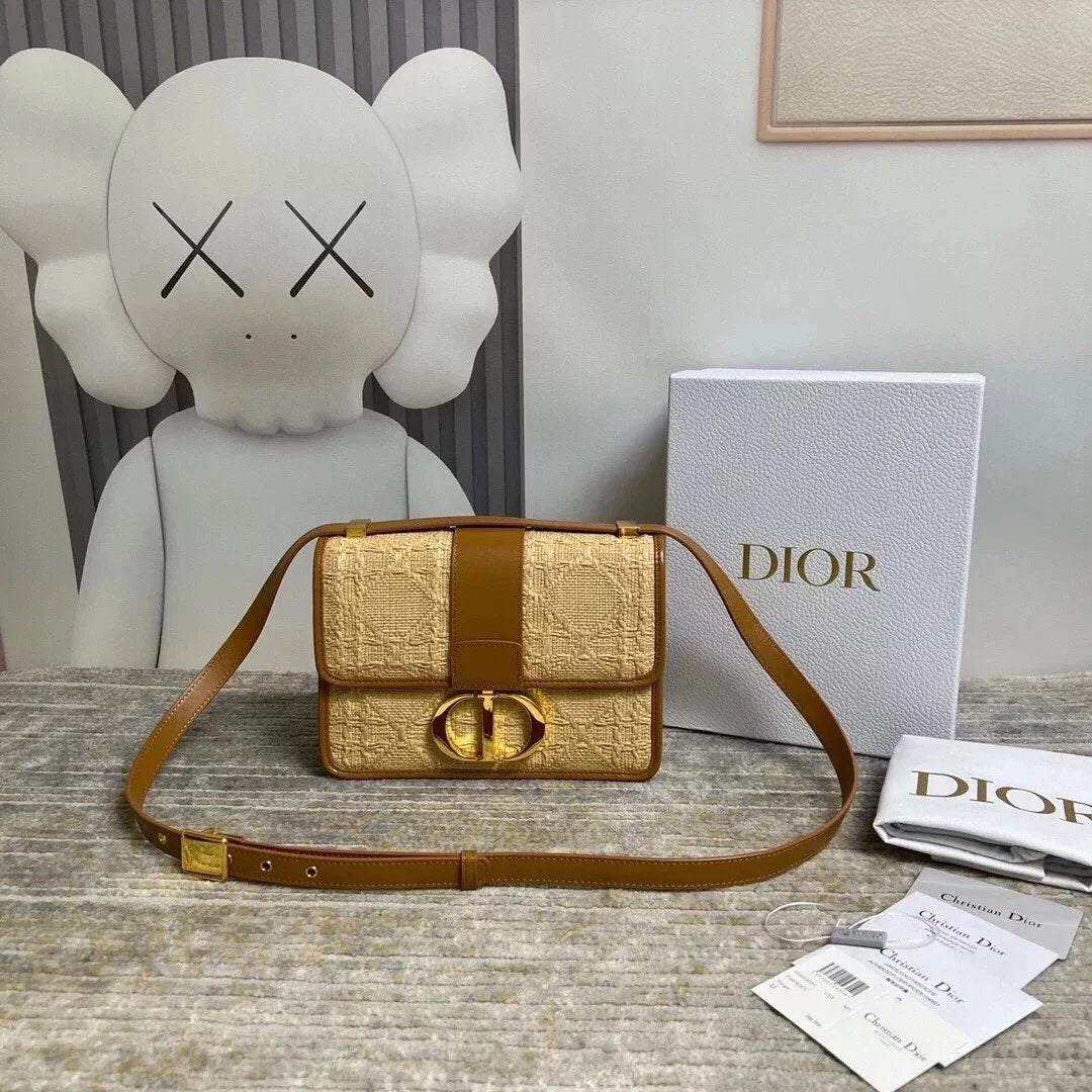 Dior Women's Bag Top version 2022Spring and Summer New Raffia Series Montaigne Montaigne30Crossbody Shoulder Bag Women's Bag Highlights the Iconic Style of the Brand.This Handbag Is Elaborately Made of Wine Grass and Decorated with Classic Rattan Plaid Pa