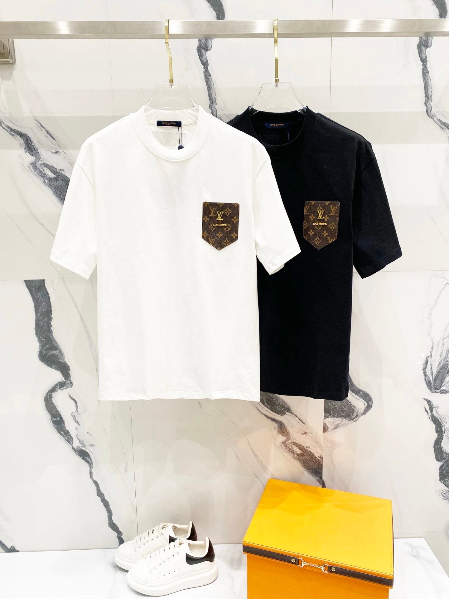 Louis Vuitton LV T-shirt Leather Pocket with Metal Lettering on Chest logo round Neck Short Sleeve25ss New pure cotton T Unisex T-Shirt OS Drop Shoulder Loose Fit Base Shirt Top T-Shirt Short Sleeve