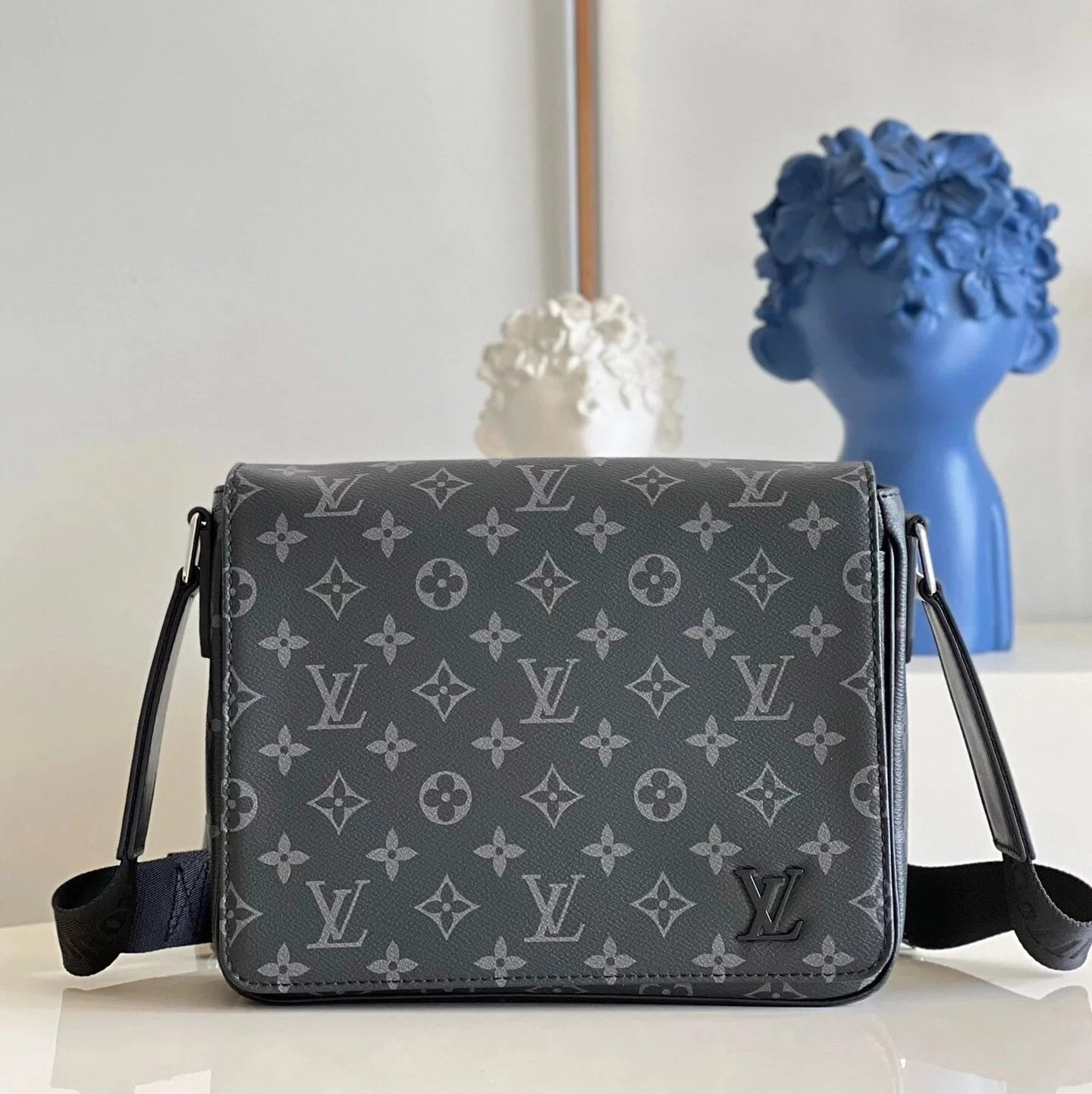 Louis Vuitton LV Men's Bag Top version Produced by the Old Factory Master2022New District Small Size Men's Messenger Men's Bag Small Bag Imported Calfskin Pressed Black Plaid46255Crossbody Shoulder Bag42710Messenger Bag for Men