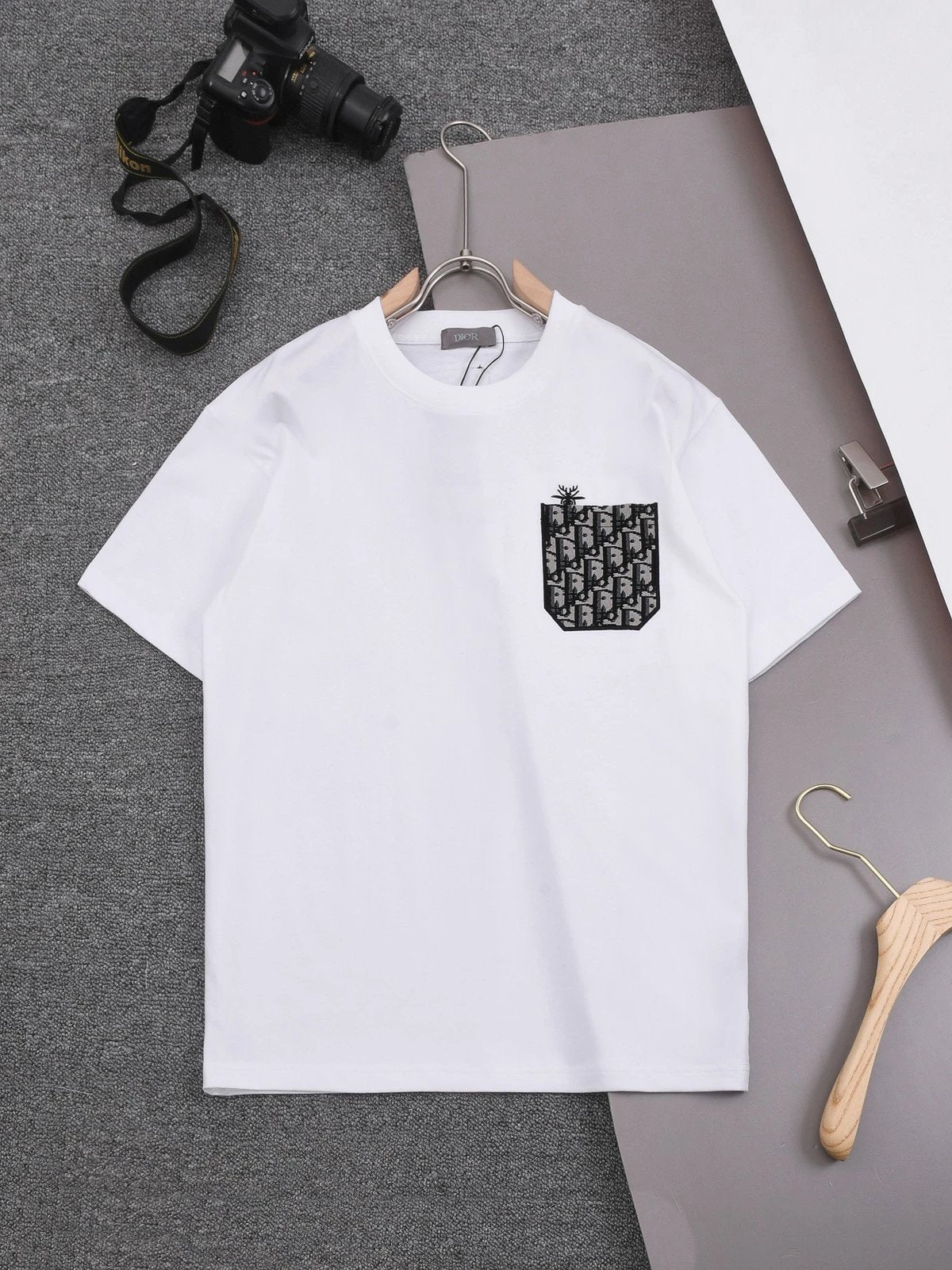 Dior T-shirt Pocket-sized Logo round Neck Short Sleeve25ss New Pure Cotton Unisex Style T T-shirt Base Shirt Tee Shirt OS Loose design