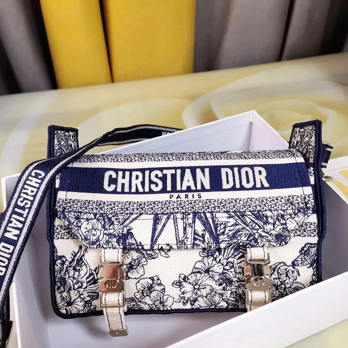 Dior Women's Bag Top version Level Surrogate Shopping2022New vibecampbag Small Size Messenger Bag Shoulder Bag Men's and Women's Bags Shoulder Messenger Bag Small Size23cm