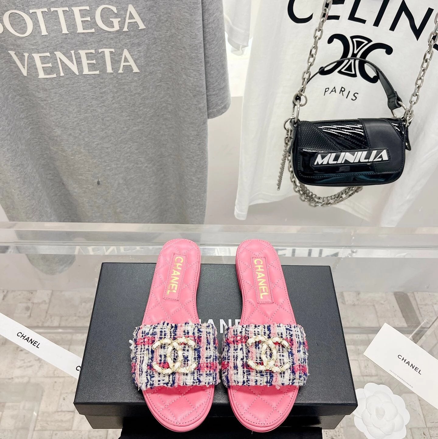 Chanel Shoes High Quality Counter New Mier Slippers
Temperament wild！High-End Quality，It Looks Super Nice on My Feet！
Vamp Woolen Material/Sheepskin Lining Pad
Exquisite Handmade Electric Embroidery
Classic Never out of Date.
Handmade Diamond Grid Stitchi