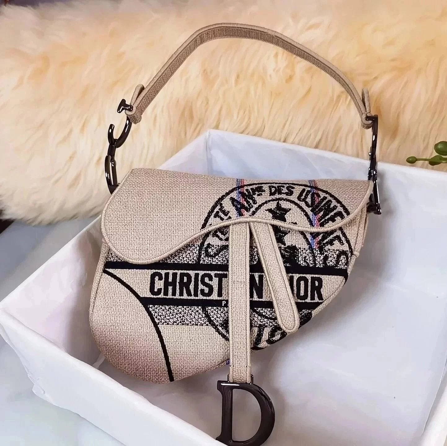 Dior Women's Bag Top version 【】New Cotton and Linen Messenger Bag Saddle Medium Jute Embroidery Saddle Bag Horseshoe Bag Clutch Jute Canvas Embroidery Diana Bag LadyD-Lite Handbag Tote Bag New Women's Bag