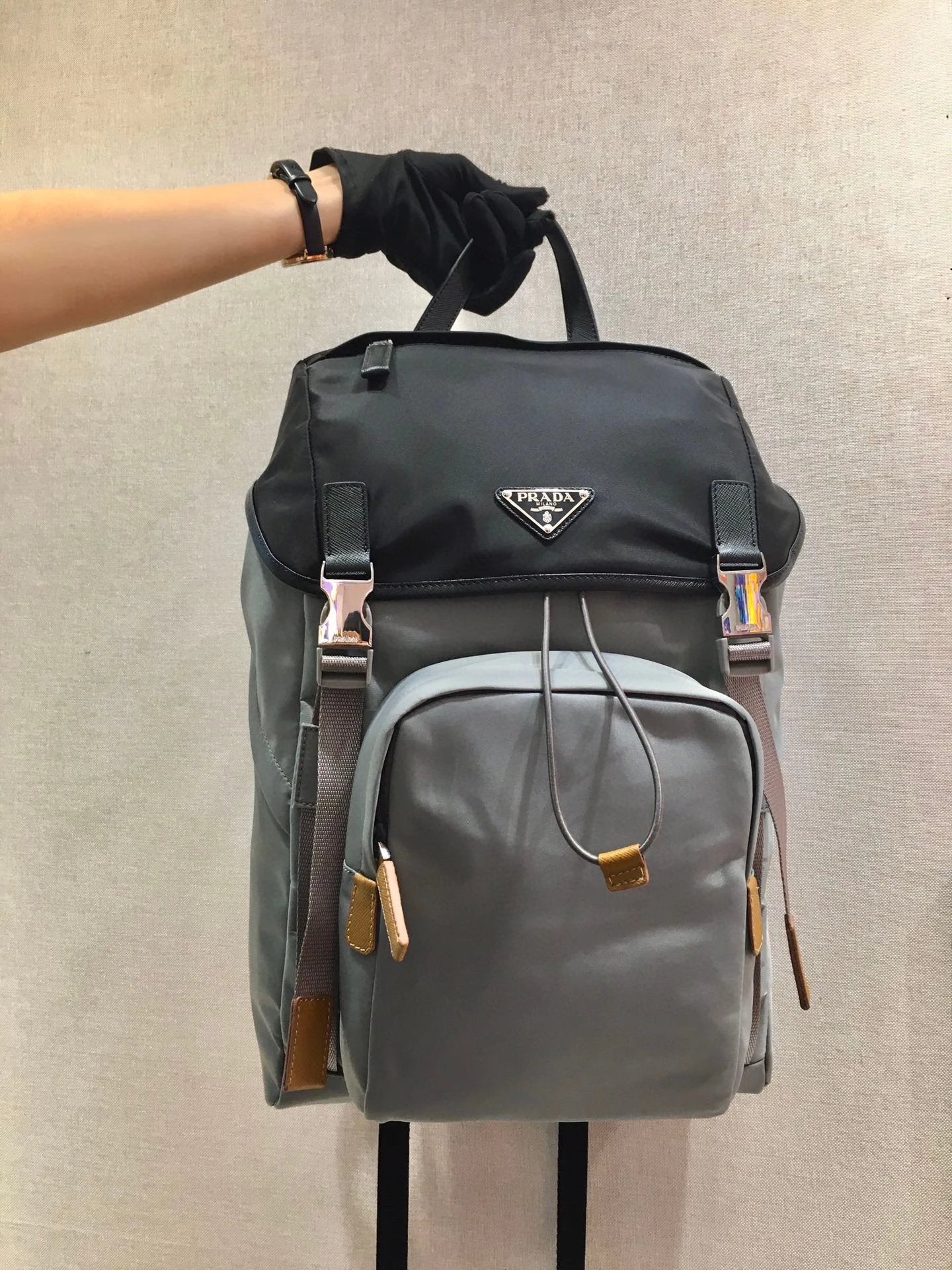 PRADA Bag Top version Version Recycled Nylon Multifunctional Backpack Schoolbag Backpack Sports Bag Travel Bag Schoolbag Travel Bag Men's and Women's Bags Bag2VZ135